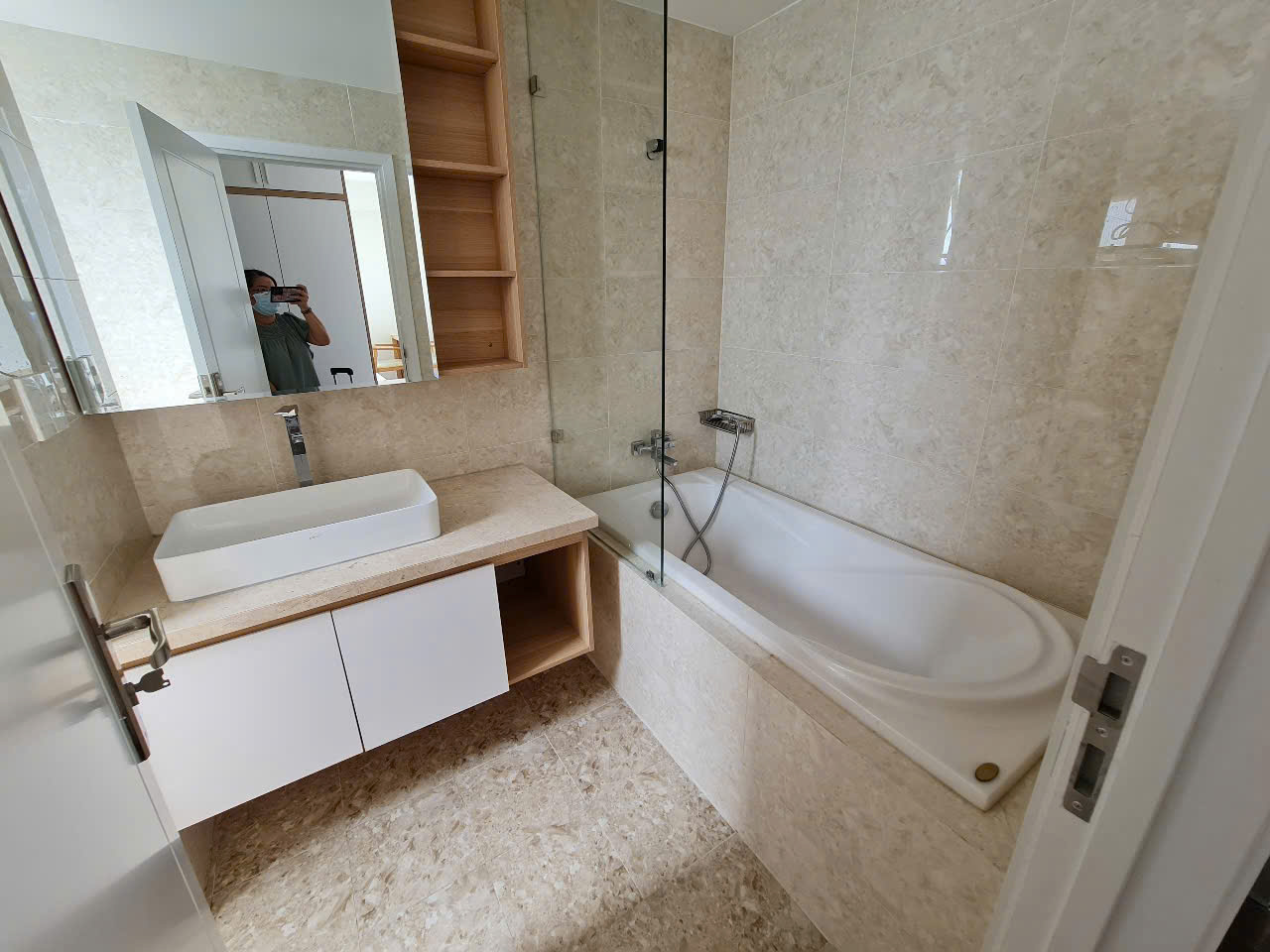 Bán căn hộ Hưng Phúc - nguyễn lương bằng quận 7. Diện tích: 98m, 3 phòng ngủ, 2 wc. Nội thất đầy đủ, ô xe, sổ hồng. Gía bán nhanh 8 tỷ . Anh chị xem nhà liên hê: hotline Ngọc Thư - 9296