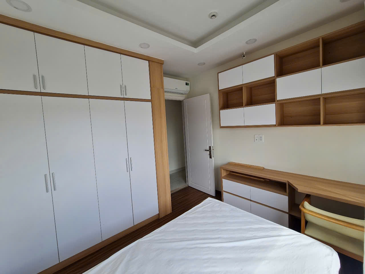 Cho thuê căn hộ Hưng Phúc - nguyễn lương bằng quận 7. Diện tích: 98m, 3 phòng ngủ, 2 wc. Nội thất đầy đủ, ô xe, view biệt thự. Gía 25tr . Anh chị xem nhà liên hê: hotline Ngọc Thư - 9302