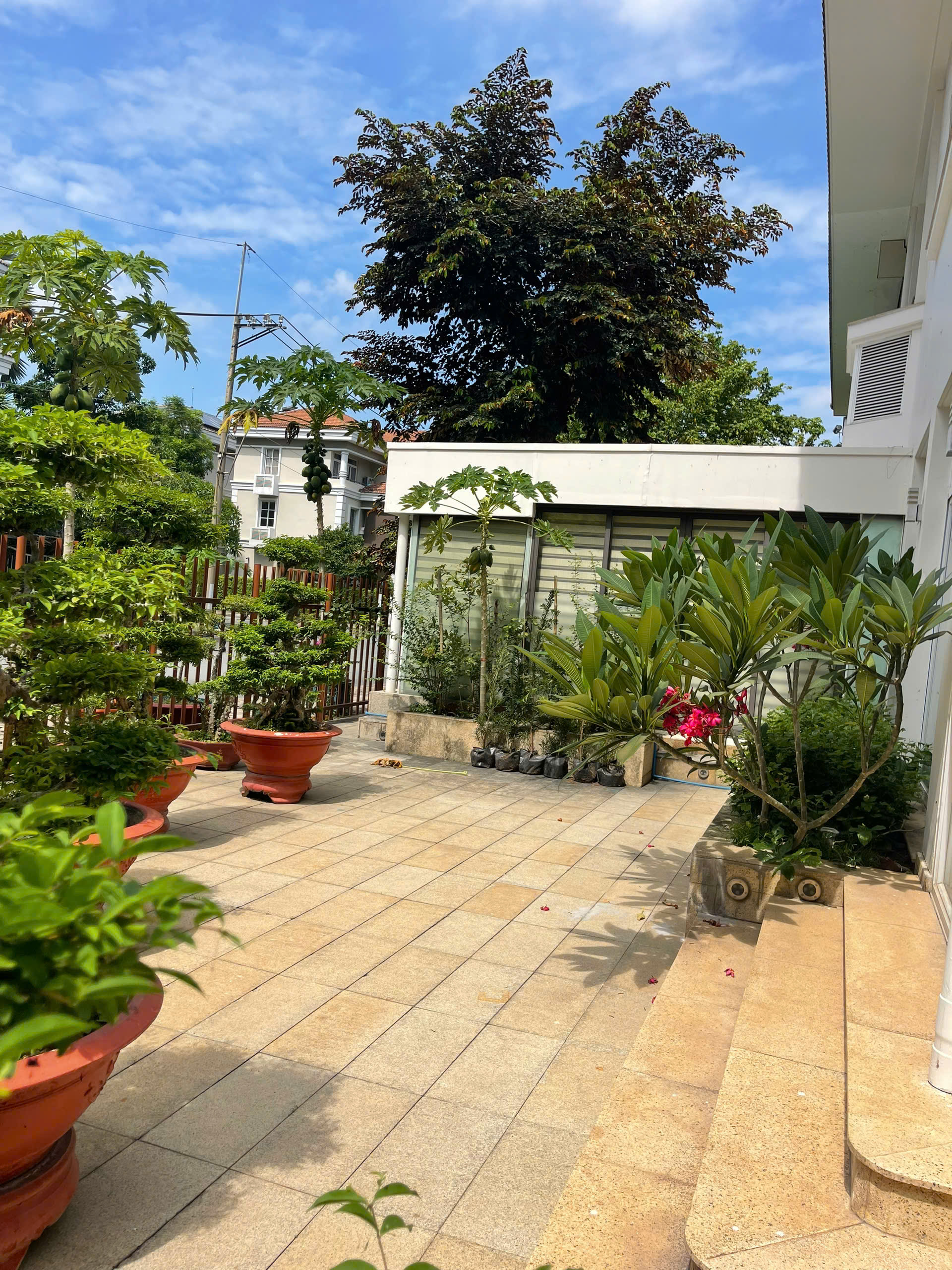Cho thuê căn góc biệt thự đơn lập Mỹ Phú, phú mỹ hưng, quận 7. Diện tích: 17x23m, 4 phòng ngủ, nội thất cơ bản, sân rộng giá cho thuê chỉ 110tr / tháng.  Qúy khách xem nhà liên hệ: hotline Ngọc Thư - 9310