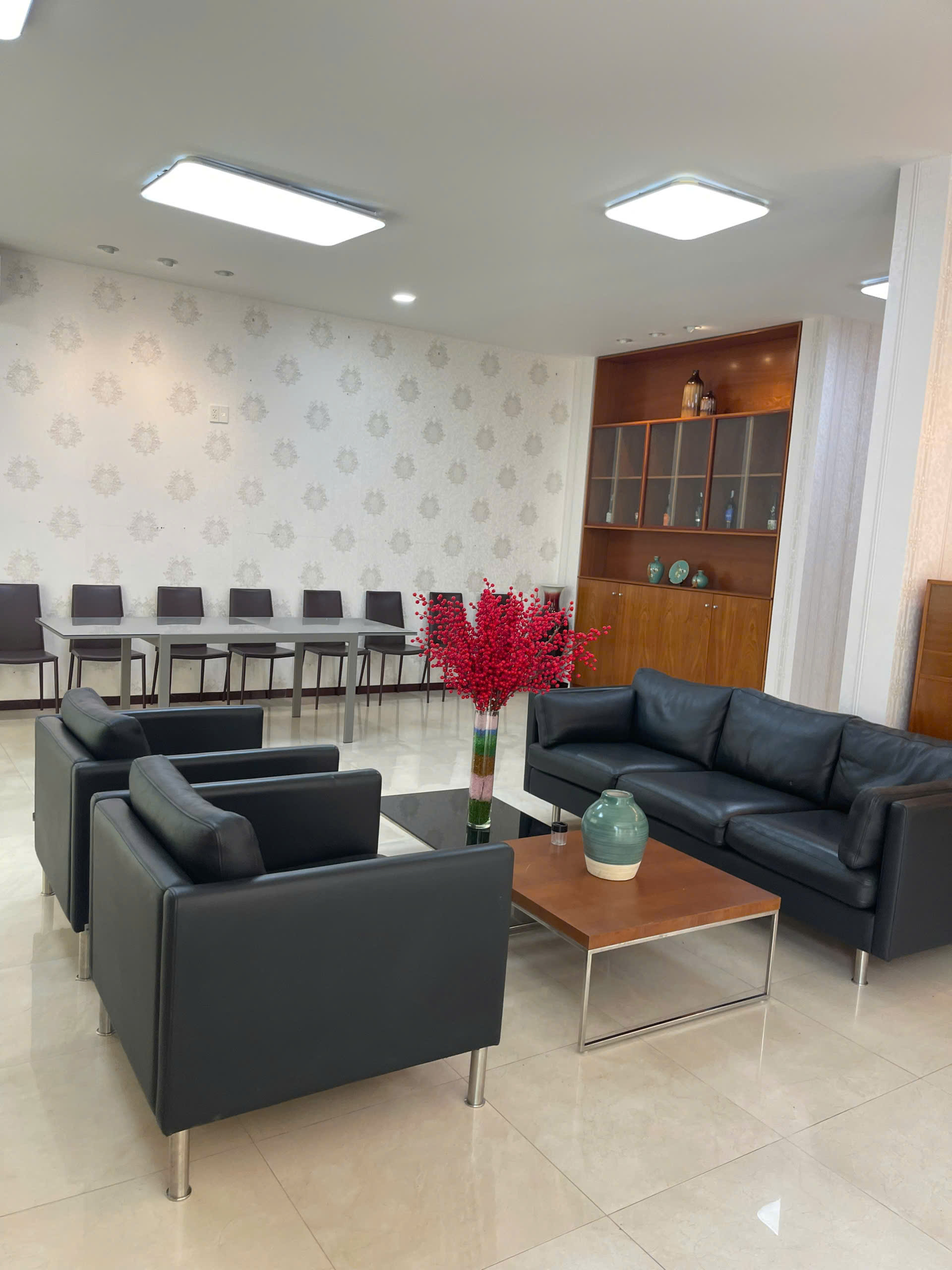 Cho thuê căn góc biệt thự đơn lập Mỹ Phú, phú mỹ hưng, quận 7. Diện tích: 17x23m, 4 phòng ngủ, nội thất cơ bản, sân rộng giá cho thuê chỉ 110tr / tháng.  Qúy khách xem nhà liên hệ: hotline Ngọc Thư - 9311
