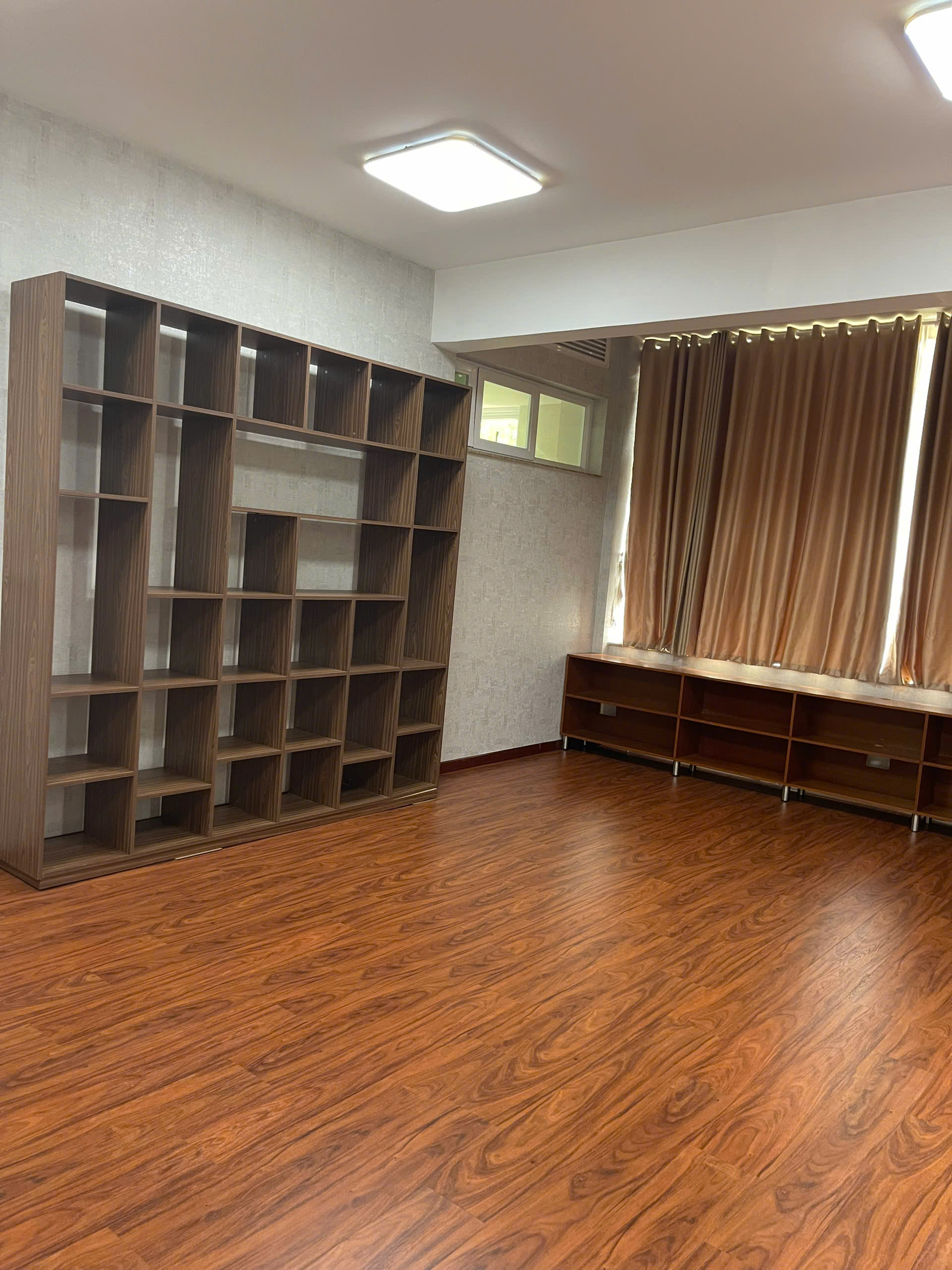 Cho thuê căn góc biệt thự đơn lập Mỹ Phú, phú mỹ hưng, quận 7. Diện tích: 17x23m, 4 phòng ngủ, nội thất cơ bản, sân rộng giá cho thuê chỉ 110tr / tháng.  Qúy khách xem nhà liên hệ: hotline Ngọc Thư - 9314