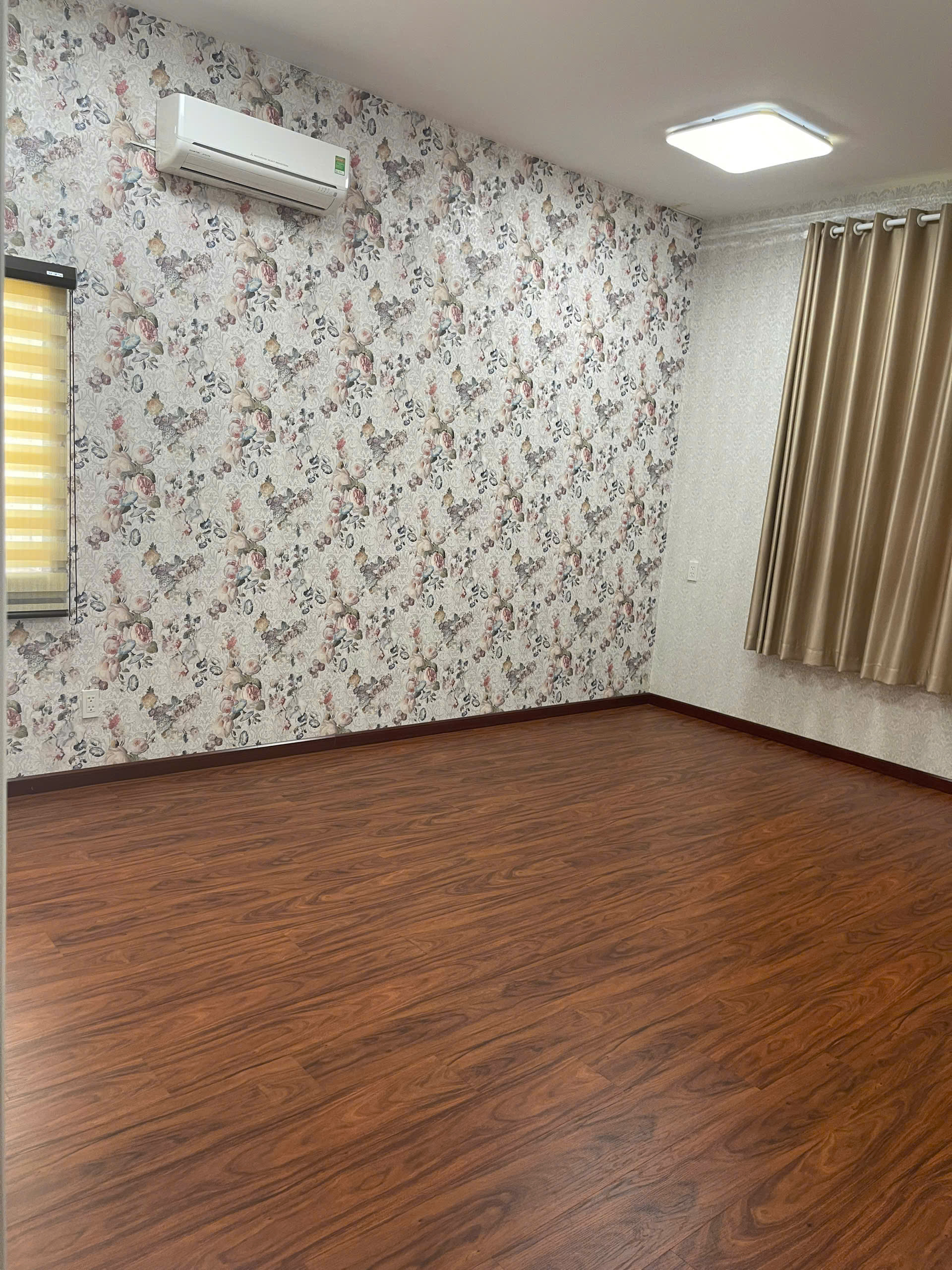 Cho thuê căn góc biệt thự đơn lập Mỹ Phú, phú mỹ hưng, quận 7. Diện tích: 17x23m, 4 phòng ngủ, nội thất cơ bản, sân rộng giá cho thuê chỉ 110tr / tháng.  Qúy khách xem nhà liên hệ: hotline Ngọc Thư - 9313