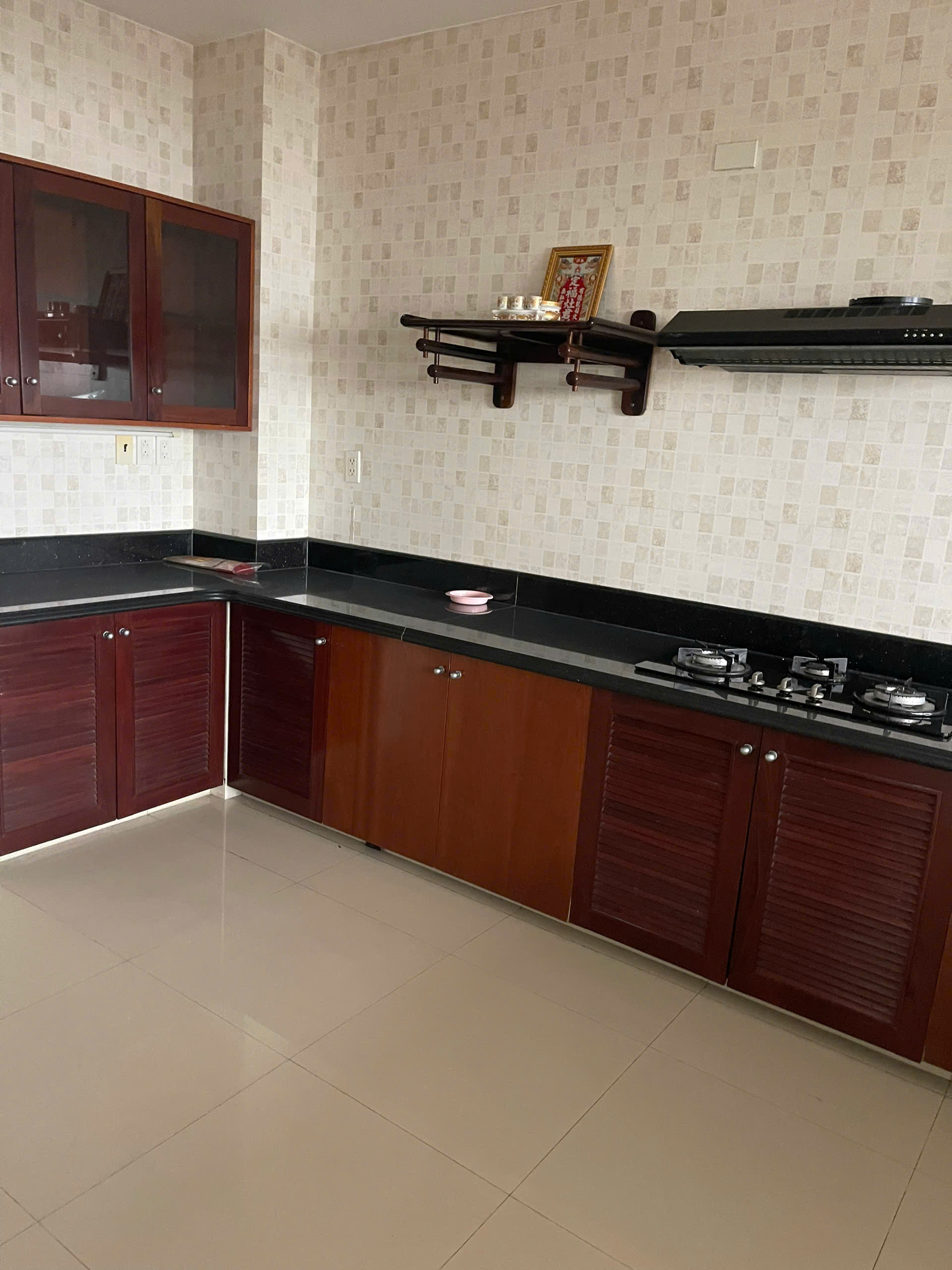 Cho thuê căn góc biệt thự đơn lập Mỹ Phú, phú mỹ hưng, quận 7. Diện tích: 17x23m, 4 phòng ngủ, nội thất cơ bản, sân rộng giá cho thuê chỉ 110tr / tháng.  Qúy khách xem nhà liên hệ: hotline Ngọc Thư - 9312