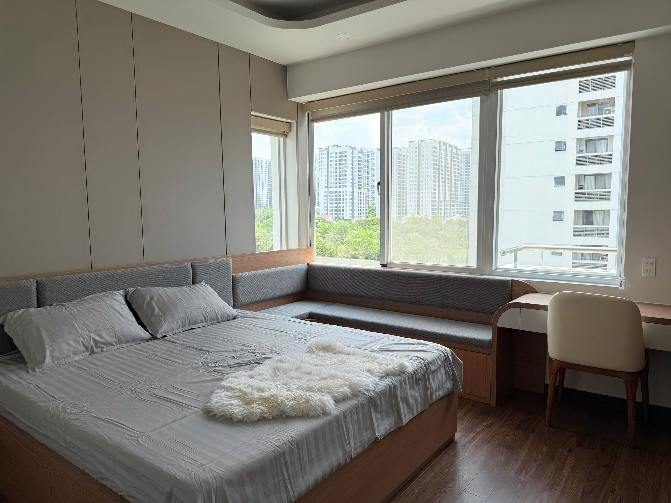 Bán căn hộ Mỹ Đức, trục đường Nguyễn Đức Cảnh, cạnh trường quốc tế SSIS, Đinh Thiện Lý,..120m, 3 phòng ngủ mới thiết kế, có 2wc, 3 ban công rộng. Nội thất cao cấp. Gía chỉ:12.8 tỷ có sổ hồng, ô xe ô tô hầm. Anh chị xem nhà liên hệ: hotline Ngọc Thư - 9360