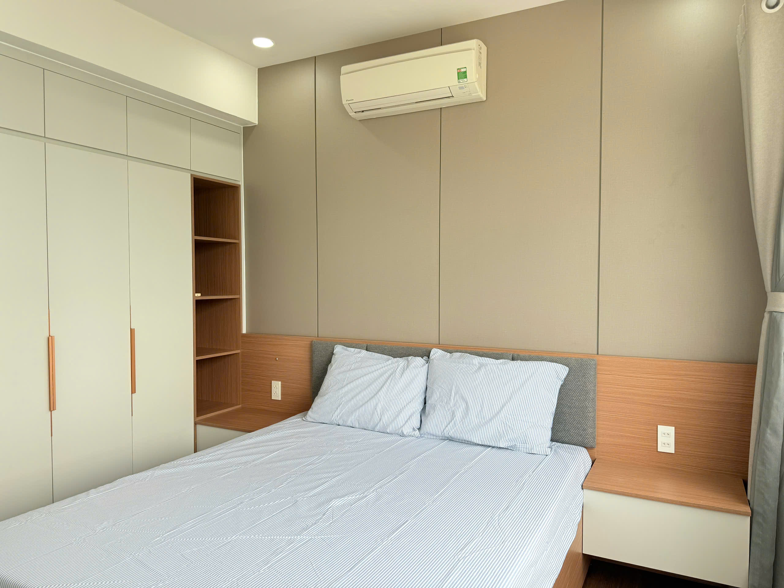 Bán căn hộ Mỹ Đức, trục đường Nguyễn Đức Cảnh, cạnh trường quốc tế SSIS, Đinh Thiện Lý,..120m, 3 phòng ngủ mới thiết kế, có 2wc, 3 ban công rộng. Nội thất cao cấp. Gía chỉ:12.8 tỷ có sổ hồng, ô xe ô tô hầm. Anh chị xem nhà liên hệ: hotline Ngọc Thư - 9362