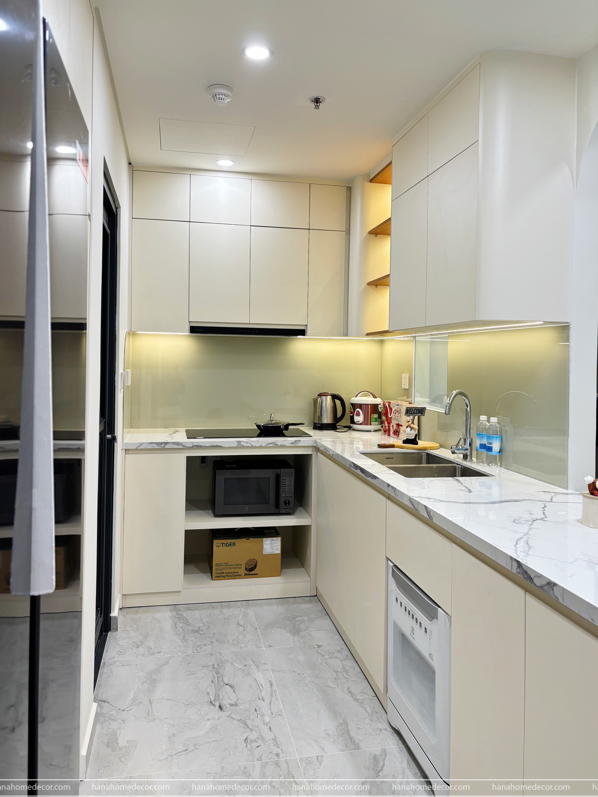 Bán nhanh căn hộ cao cấp Cardinal Court, phú mỹ hưng, quận 7. Diện tích: 110m, 3 phòng ngủ, 2wc. Nội thất mới, cao cấp. Gía chỉ: 12.8 tỷ , có ô xe hầm. Anh chị xem nhà liên hệ: hotline Ngọc Thư - 9373