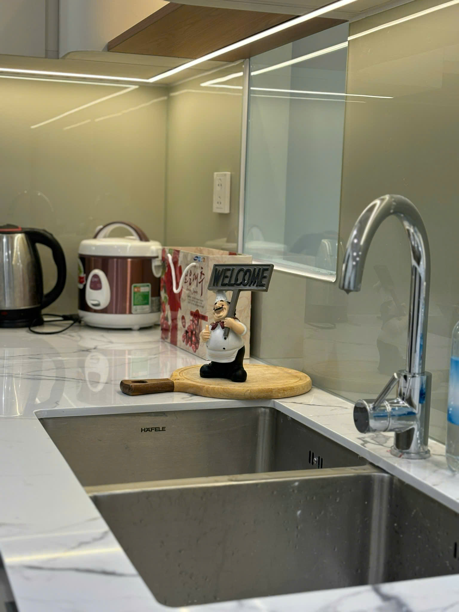Bán nhanh căn hộ cao cấp Cardinal Court, phú mỹ hưng, quận 7. Diện tích: 110m, 3 phòng ngủ, 2wc. Nội thất mới, cao cấp. Gía chỉ: 12.8 tỷ , có ô xe hầm. Anh chị xem nhà liên hệ: hotline Ngọc Thư - 9371