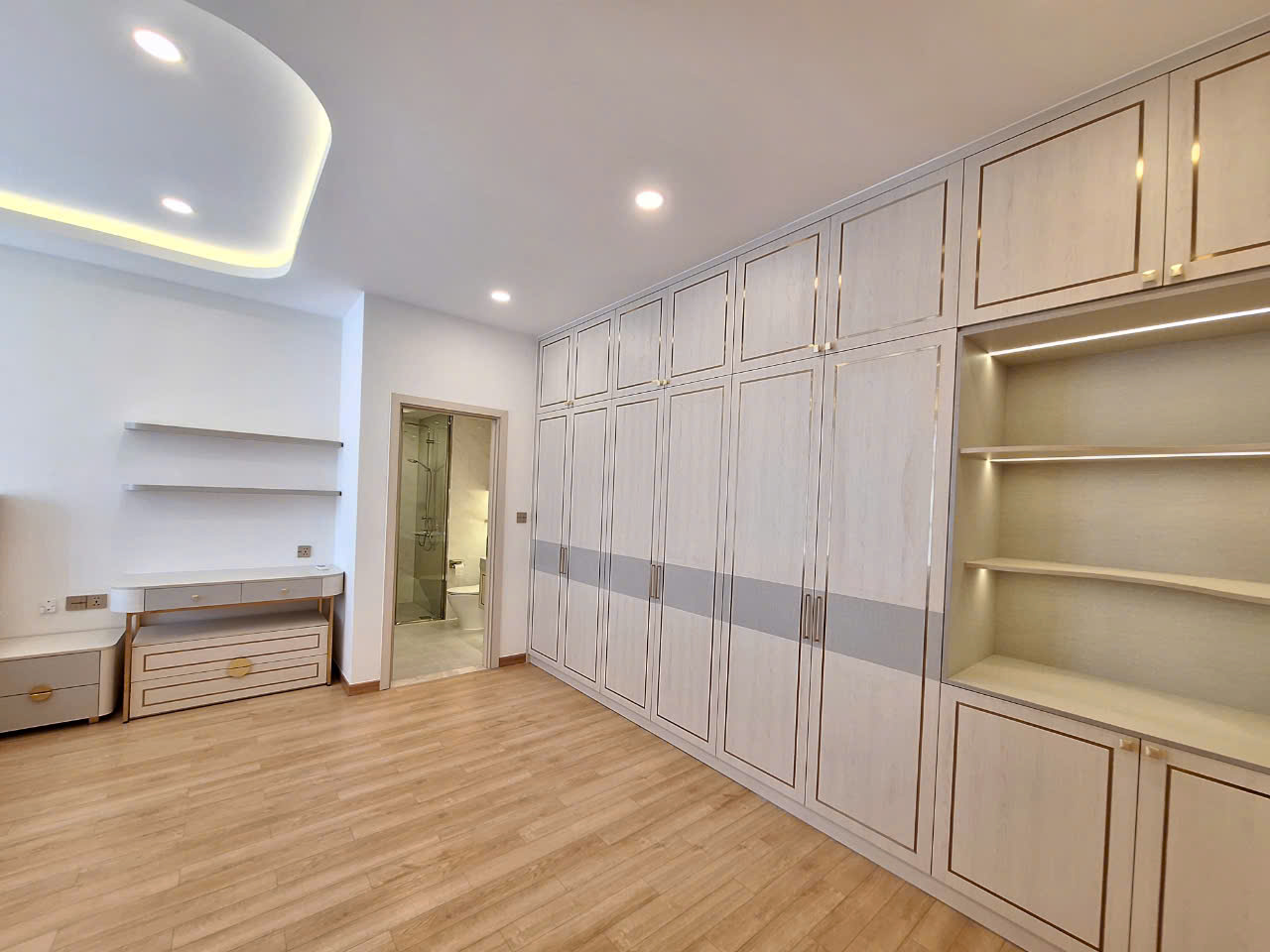 Cho thuê Penhouse Ascentia, phú mỹ hưng, quận 7. Diện tích: 200m, 4 phòng ngủ, 3wc. Nội thất cao cấp, sang trọng, View Biệt Thự, ô xe hầm. Gía chỉ : 115 tr/ tháng. Anh chị xem nhà liên hệ: hotline Ngọc Thư - 9434