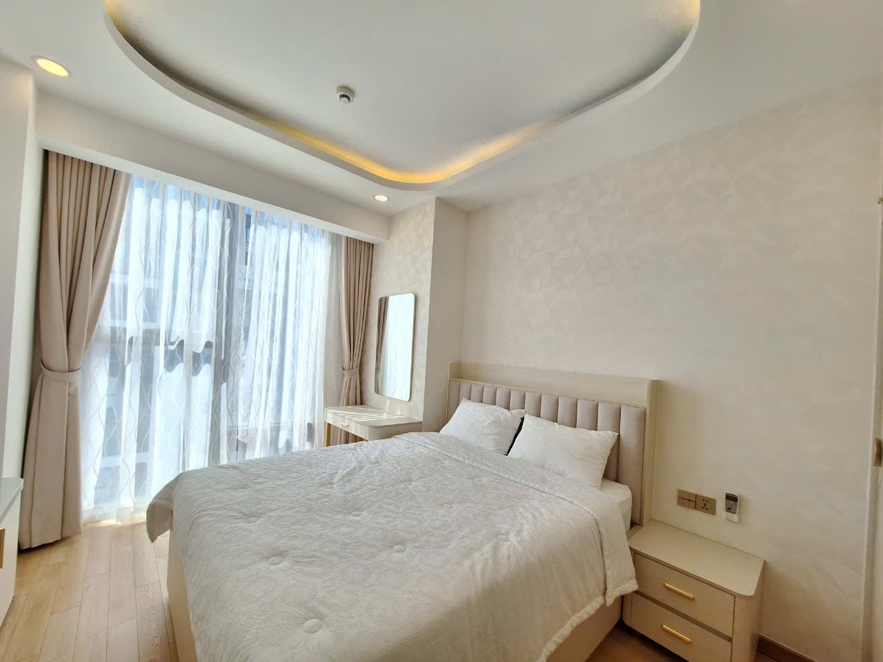 Cho thuê Penhouse Ascentia, phú mỹ hưng, quận 7. Diện tích: 200m, 4 phòng ngủ, 3wc. Nội thất cao cấp, sang trọng, View Biệt Thự, ô xe hầm. Gía chỉ : 115 tr/ tháng. Anh chị xem nhà liên hệ: hotline Ngọc Thư - 9432