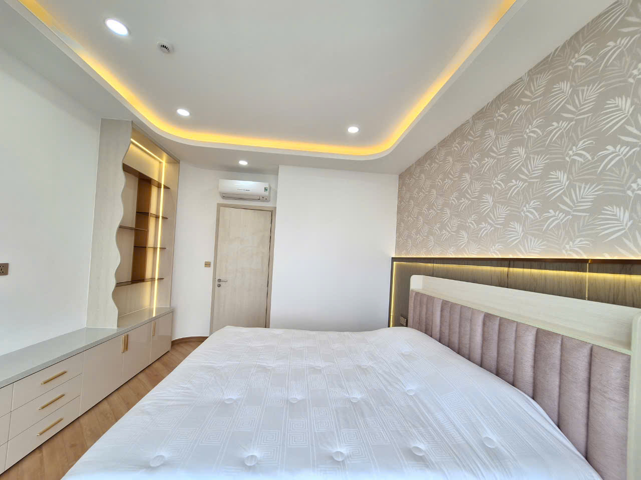 Cho thuê Penhouse Ascentia, phú mỹ hưng, quận 7. Diện tích: 200m, 4 phòng ngủ, 3wc. Nội thất cao cấp, sang trọng, View Biệt Thự, ô xe hầm. Gía chỉ : 115 tr/ tháng. Anh chị xem nhà liên hệ: hotline Ngọc Thư - 9430