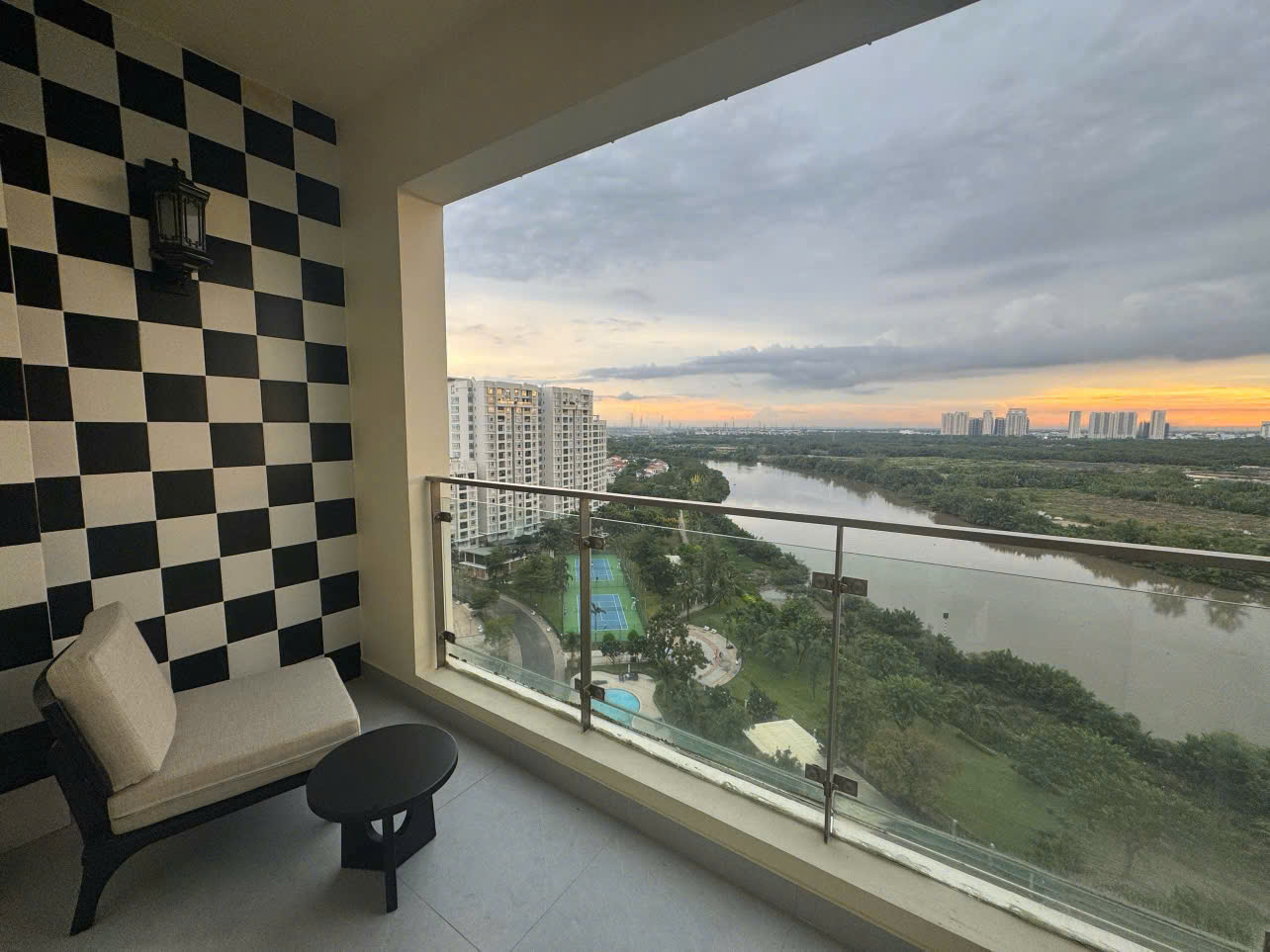 Bán căn hộ 3PN Phú Mỹ Hưng, view sông, full nội thất hiện đại, giá tốt 14tỷ8. LH hotline (Em Nguyên)