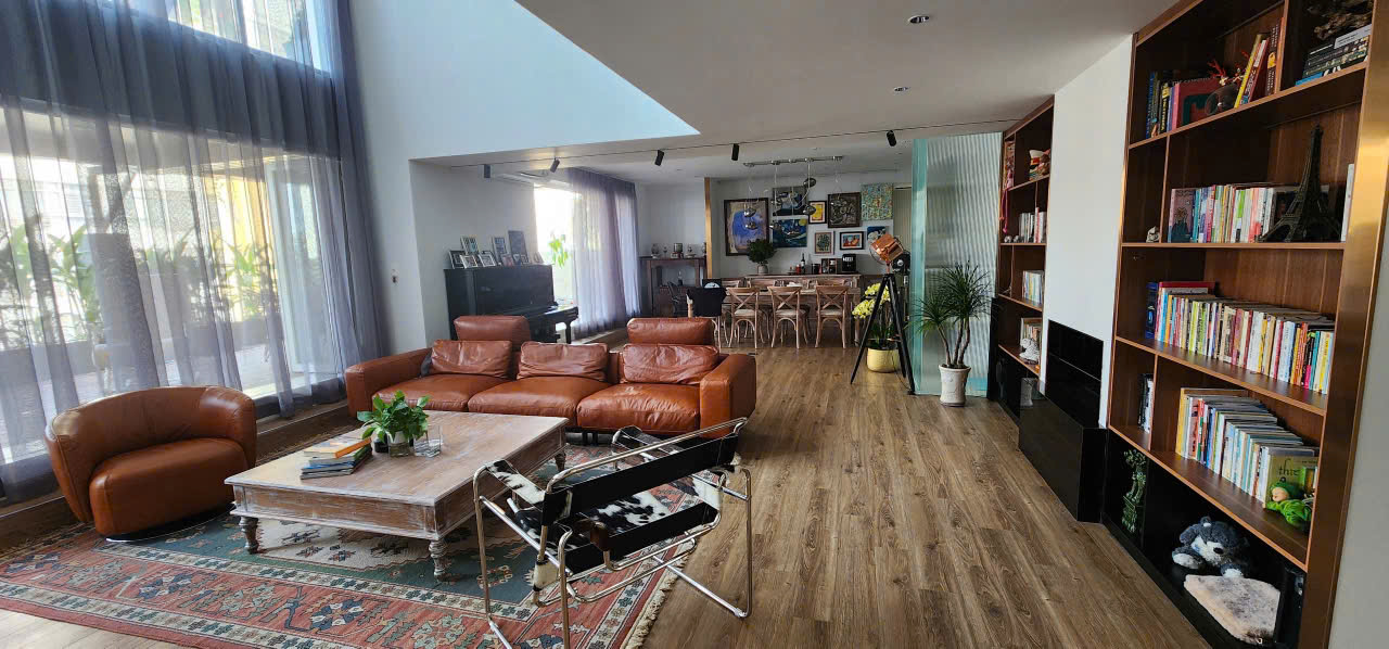 Bán Penhouse SkyGraden , phú mỹ hưng, quận 7. Diện tích: 325m , có 5 phòng ngủ,4wc,  2 sân rộng, nội thất đầy đủ. giá chỉ: 16.5 tỷ ( sổ hồng). Qúy khách xem nhà liên hê: hotline Ngọc Thư - 9504