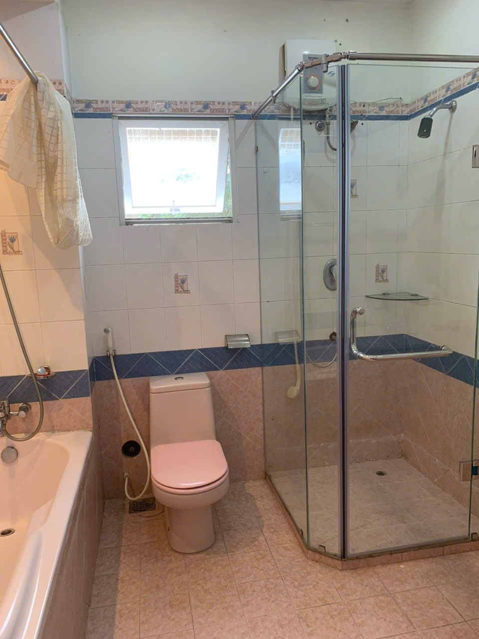 Cho thuê biệt thự phố vườn , phú mỹ hưng. Khu compound khép kình, diện tích: 9x18m, 4 phòng ngủ, nội thất cơ bản, căn góc 3 mặt thoáng, có sân bên hông. Gía chỉ: 38tr/ tháng. Anh chị xem nhà liên hệ: hotline Ngọc Thư - 9521