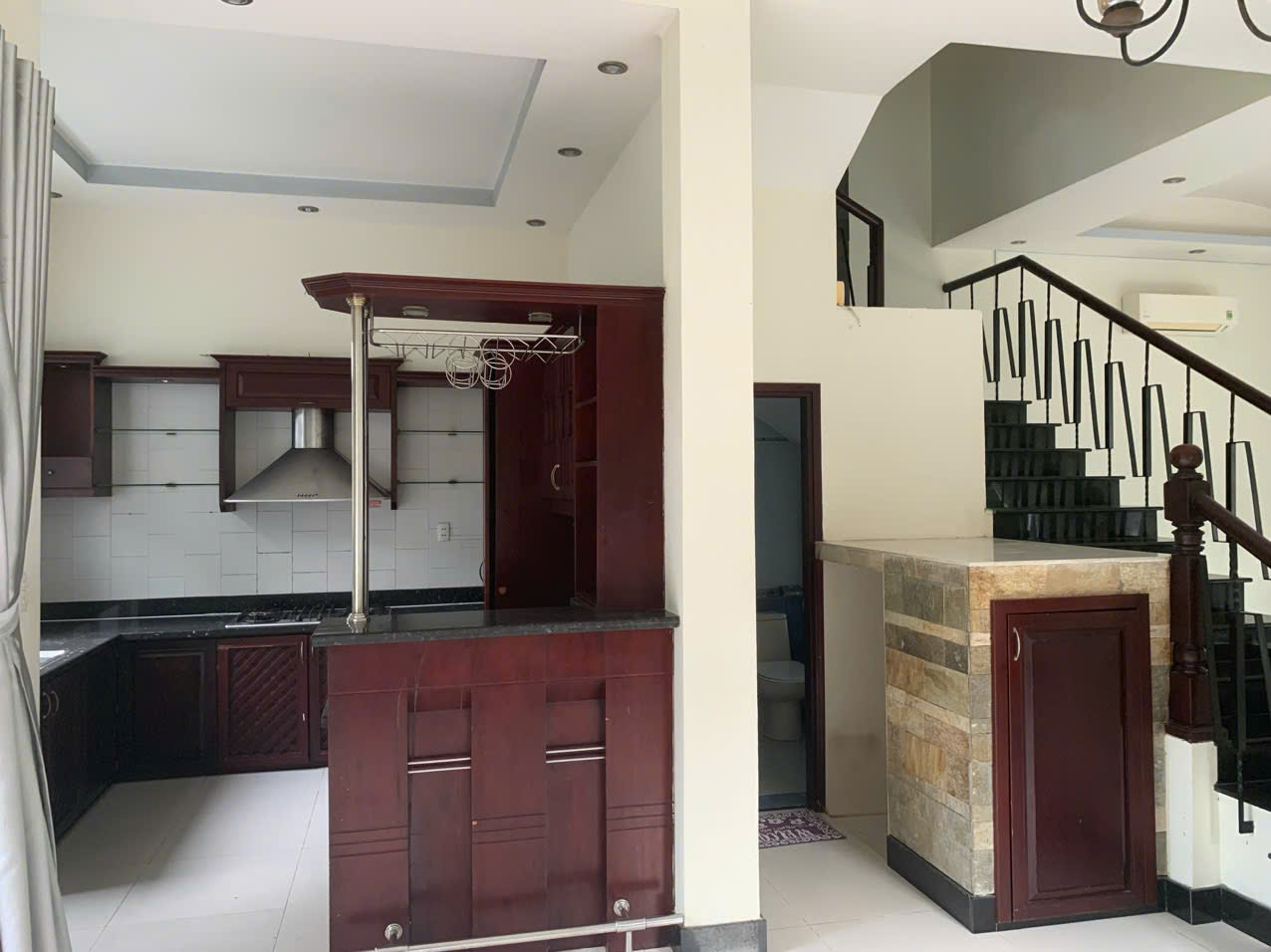 Cho thuê biệt thự phố vườn , phú mỹ hưng. Khu compound khép kình, diện tích: 9x18m, 4 phòng ngủ, nội thất cơ bản, căn góc 3 mặt thoáng, có sân bên hông. Gía chỉ: 38tr/ tháng. Anh chị xem nhà liên hệ: hotline Ngọc Thư - 9519