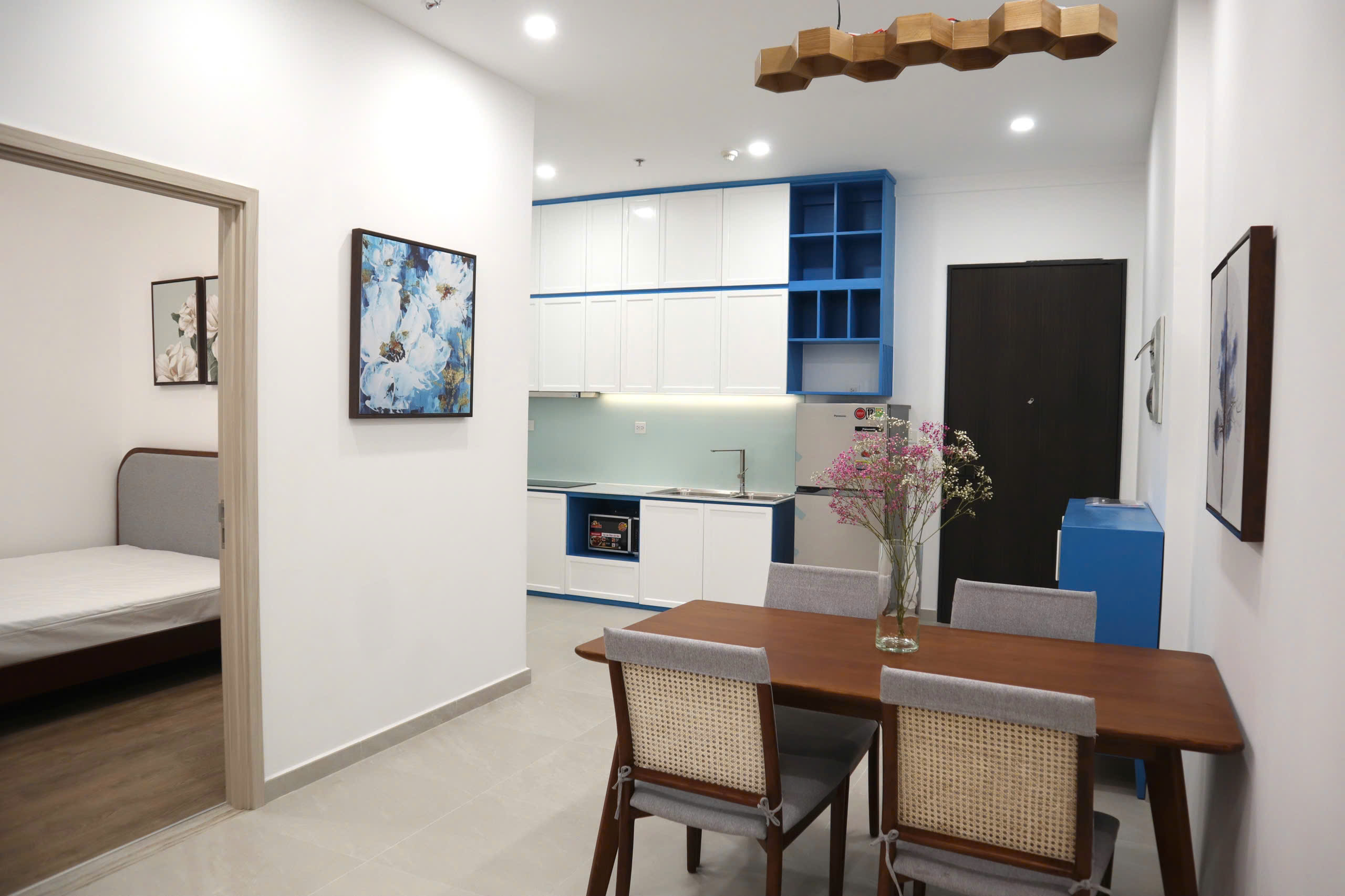 Cho thuê căn hộ Hưng Phúc Premier, phú mỹ hưng, quận 7. Diện tích: 70m, 2 phòng ngủ, 2 wc. Nội thất đầy đủ, view biệt thự không bị ồn, giá chỉ 18tr/ tháng. Anh chị xem nhà liên hê: hotline Ngọc Thư - 9551