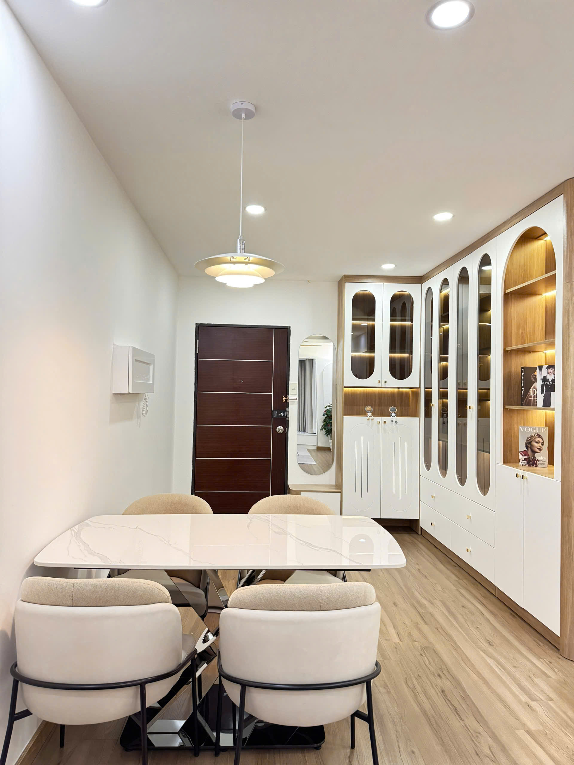 Cho thuê căn hộ cao cấp Midtown, phú mỹ hưng, quận 7. Diện tích: 90m, 2 phòng ngủ, nội thất cao cấp, giá chỉ 28 tr/ tháng, Có ô xe đậu miễn phí. Liên hệ: hotline Ngọc Thư - 9569