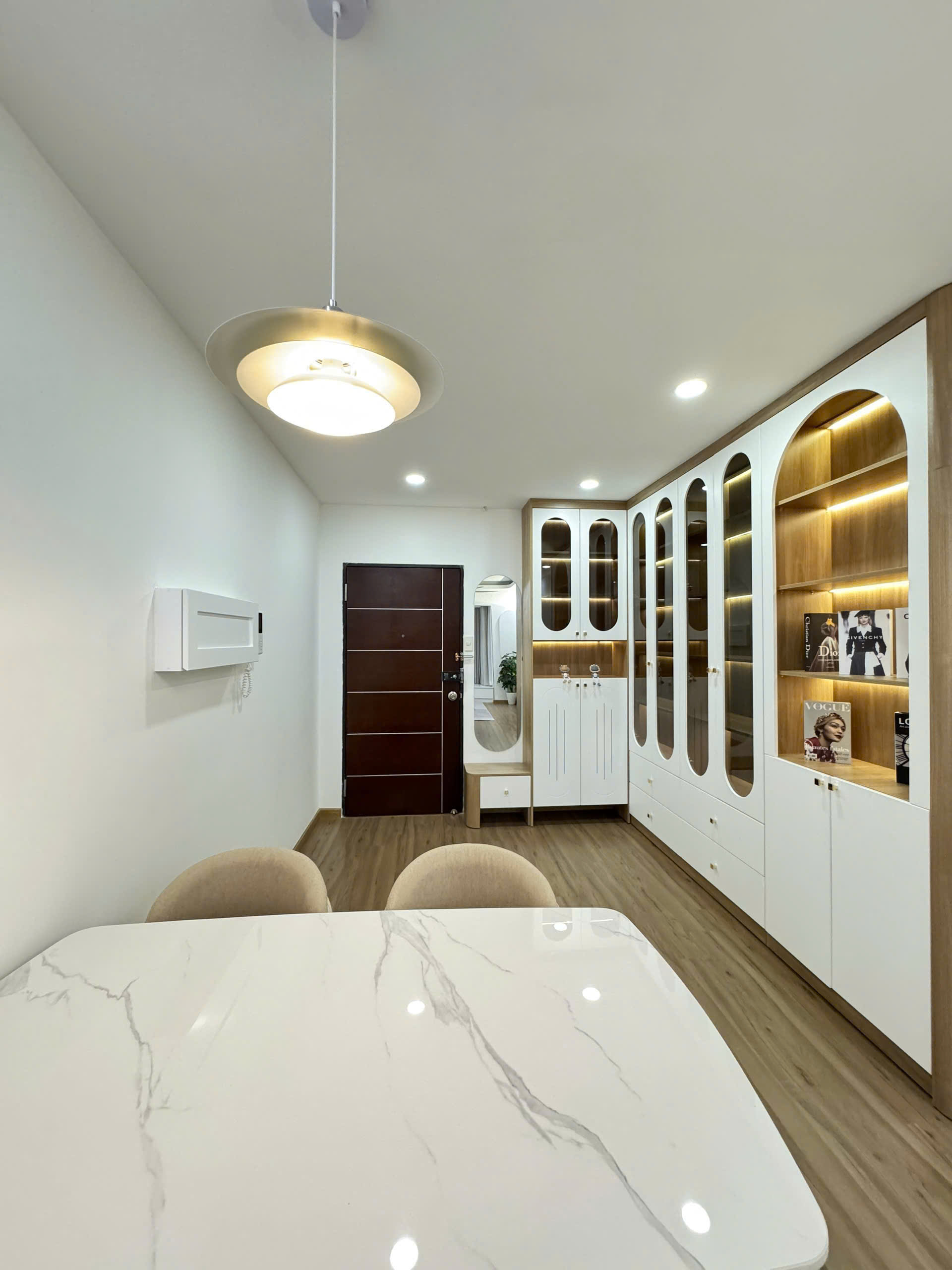 Cho thuê căn hộ cao cấp Midtown, phú mỹ hưng, quận 7. Diện tích: 90m, 2 phòng ngủ, nội thất cao cấp, giá chỉ 28 tr/ tháng, Có ô xe đậu miễn phí. Liên hệ: hotline Ngọc Thư - 9570