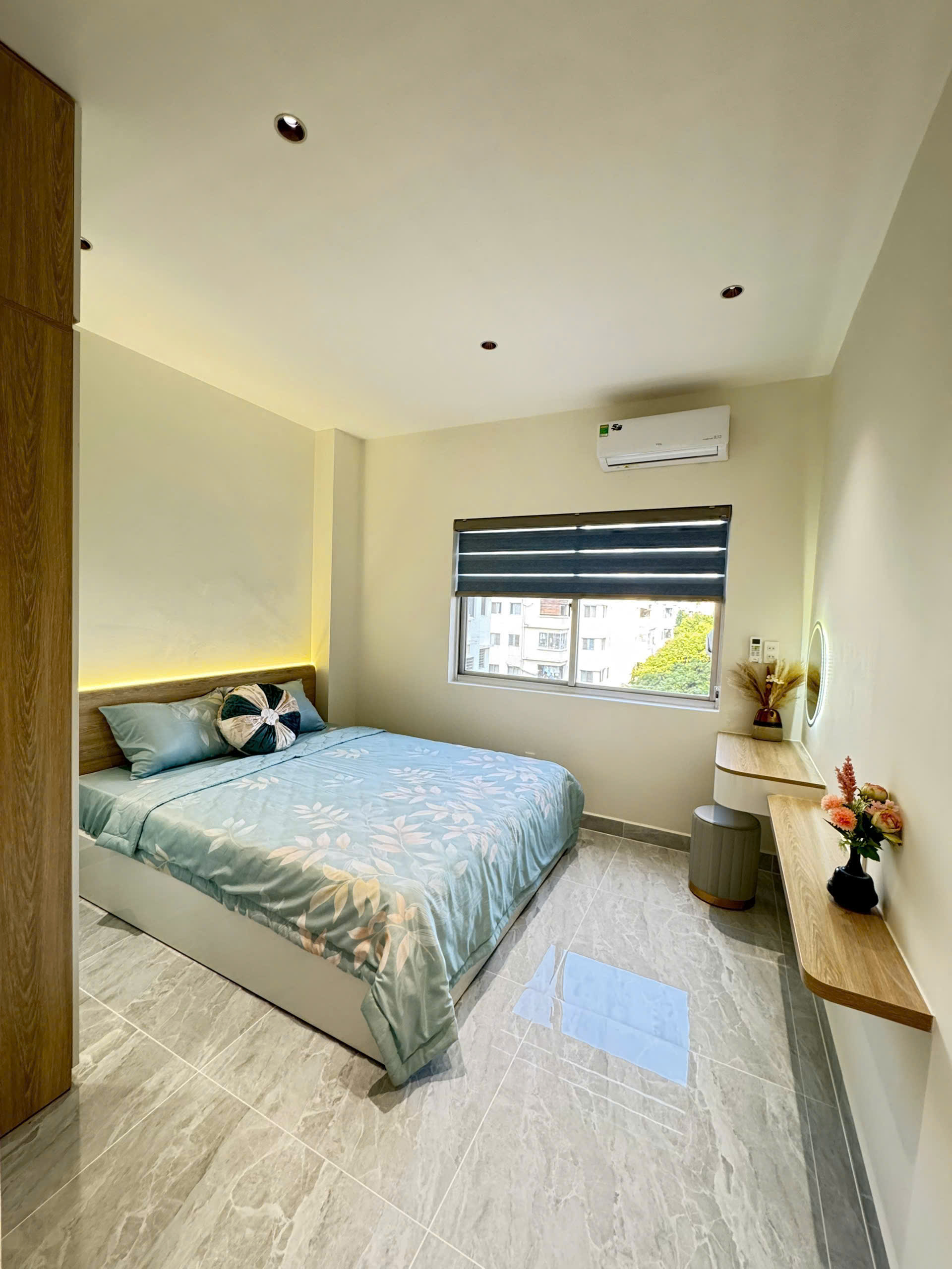 Bán căn hộ Hưng Vượng , phú mỹ hưng, quận 7. Diện tích: 60m, 2 phòng ngủ, 2wc. Nội thất đầy đủ, nhà mới đẹp, sổ hồng. Gía chỉ: 4 tỷ 460. Liên hê: hotline Ngọc Thư xem nhà - 9581