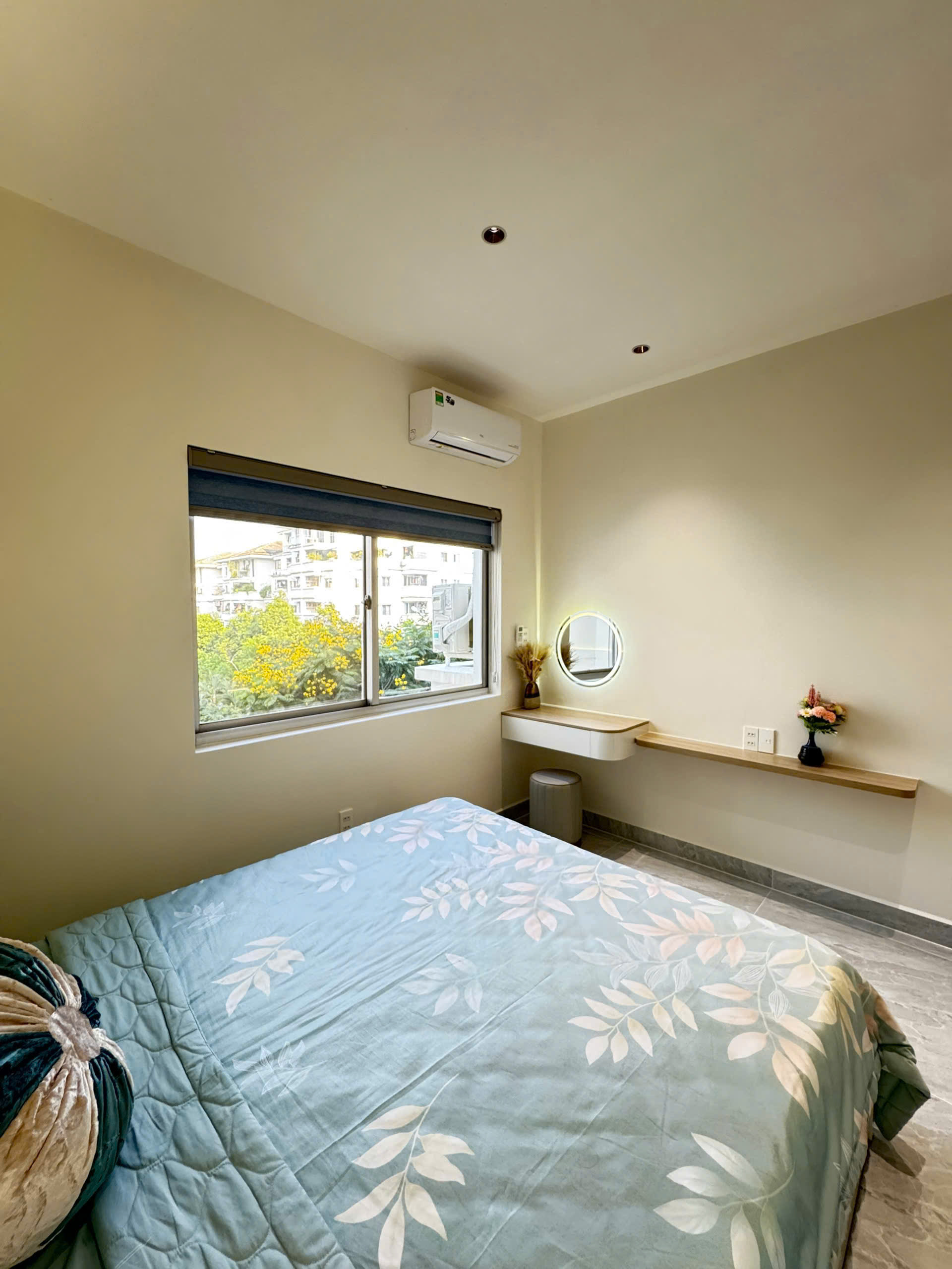 Bán căn hộ Hưng Vượng , phú mỹ hưng, quận 7. Diện tích: 60m, 2 phòng ngủ, 2wc. Nội thất đầy đủ, nhà mới đẹp, sổ hồng. Gía chỉ: 4 tỷ 460. Liên hê: hotline Ngọc Thư xem nhà - 9580