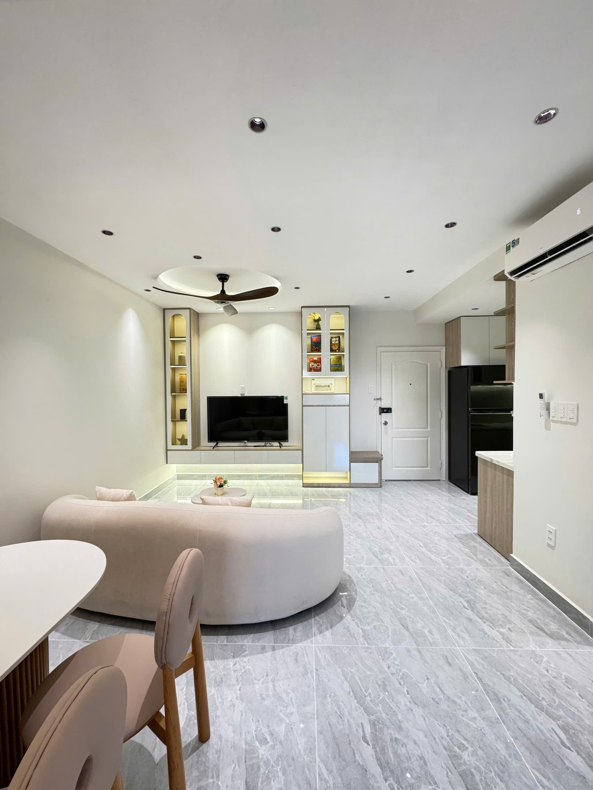 Bán căn hộ Hưng Vượng , phú mỹ hưng, quận 7. Diện tích: 60m, 2 phòng ngủ, 2wc. Nội thất đầy đủ, nhà mới đẹp, sổ hồng. Gía chỉ: 4 tỷ 460. Liên hê: hotline Ngọc Thư xem nhà - 9579