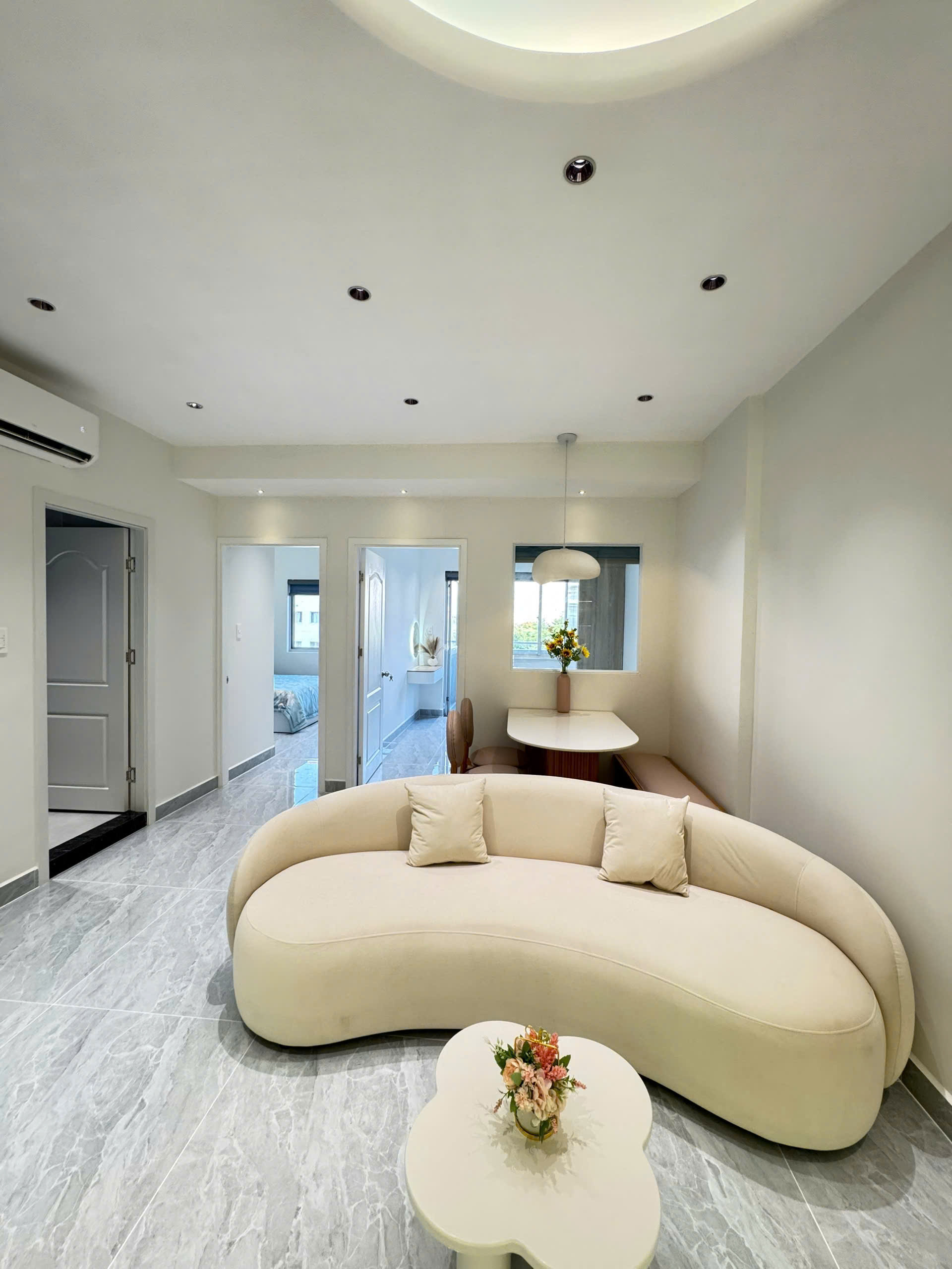 Bán căn hộ Hưng Vượng , phú mỹ hưng, quận 7. Diện tích: 60m, 2 phòng ngủ, 2wc. Nội thất đầy đủ, nhà mới đẹp, sổ hồng. Gía chỉ: 4 tỷ 460. Liên hê: hotline Ngọc Thư xem nhà - 9578