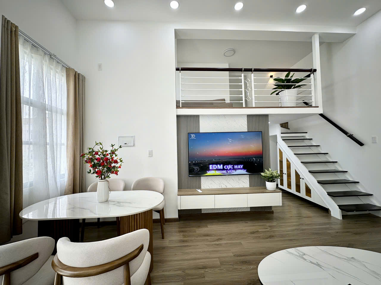 Bán căn hộ Hưng Vượng , phú mỹ hưng, quận 7. Diện tích: 78m, 2 phòng ngủ, 1 phòng làm việc, 2wc. Nội thất đầy đủ, nhà mới đẹp, sổ hồng. Gía chỉ: 4 tỷ 690. Liên hê: hotline Ngọc Thư xem nhà - 9585