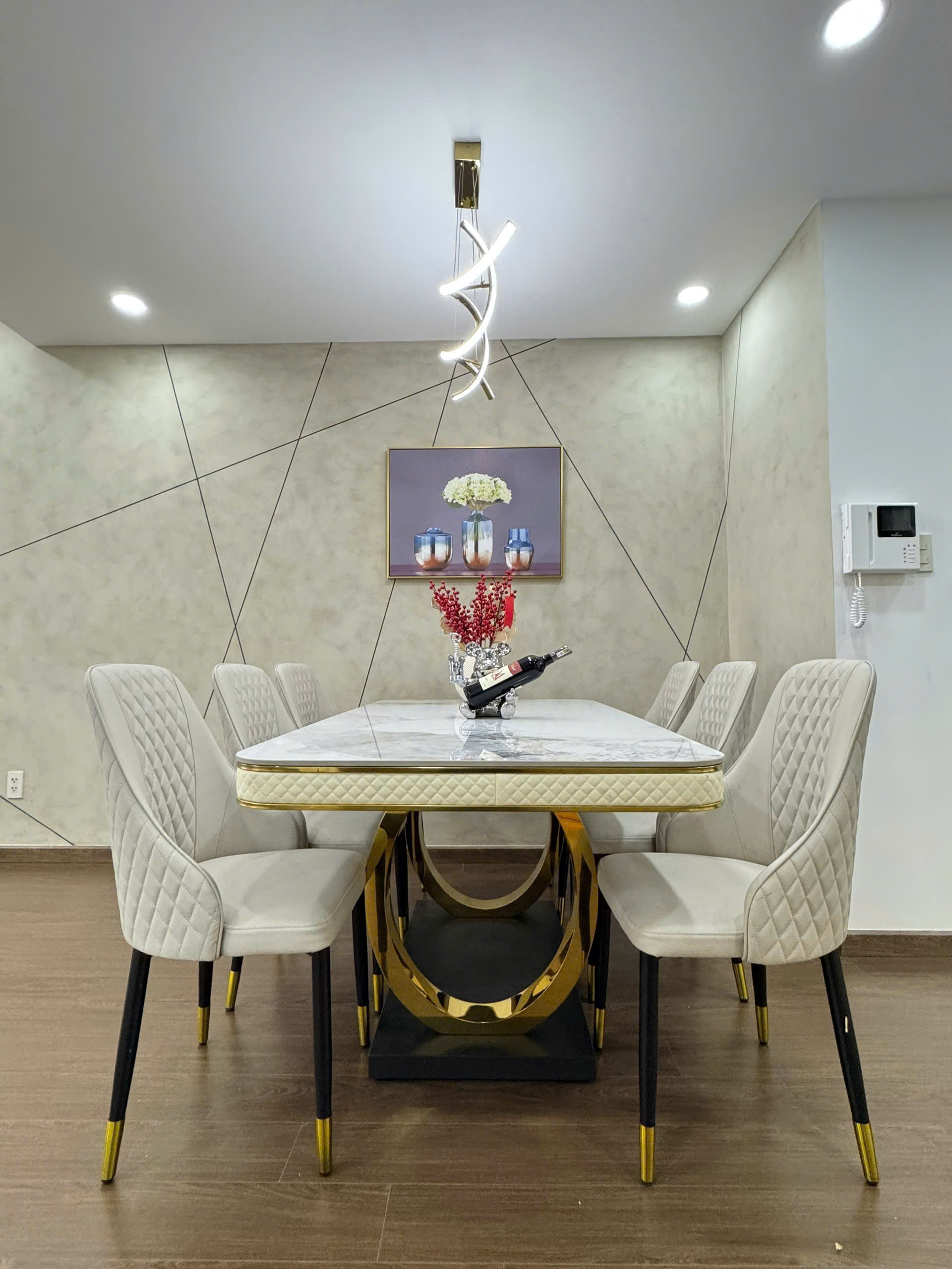 Bán căn hộ Sky Gradent phú mỹ hưng, quận 7. Diện tích: 80m, căn góc, 3 phòng ngủ, 2wc. Nhà mới decor, nội thất cao cấp, sổ hồng, giá chỉ 6,2 tỷ. Liên hê: hotline Ngọc Thư xem nhà - 9598