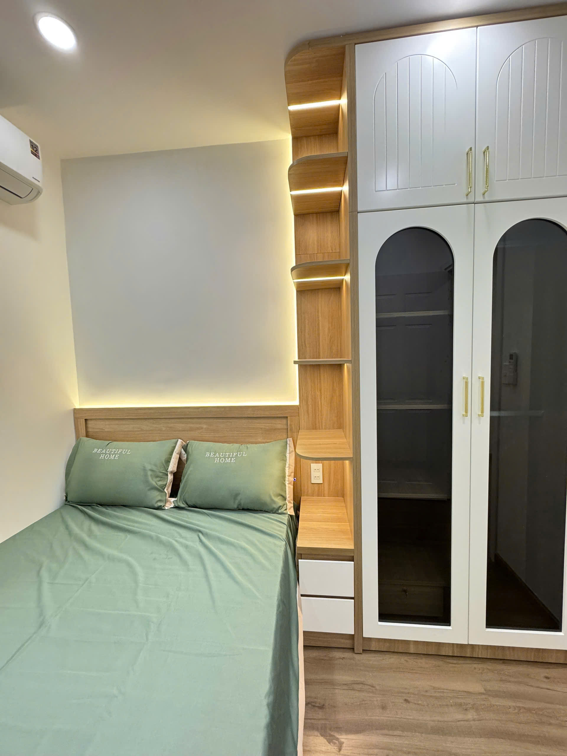 Bán căn hộ Sky Gradent phú mỹ hưng, quận 7. Diện tích: 80m, 3 phòng ngủ, 2wc. Nhà mới decor, nội thất cao cấp, sổ hồng, giá chỉ 5.8 tỷ. Liên hê: hotline Ngọc Thư xem nhà - 9605