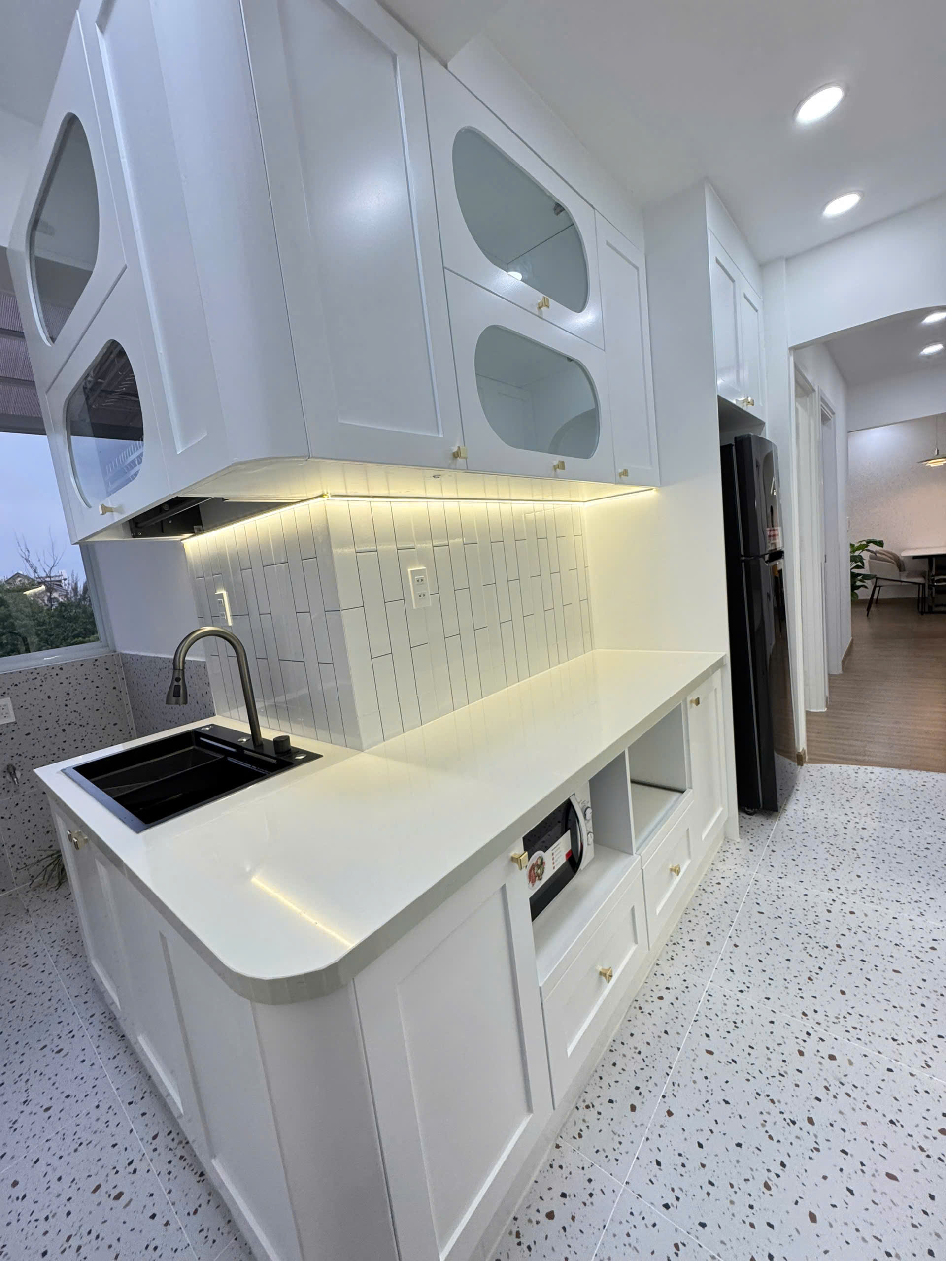 Bán căn hộ Sky Gradent phú mỹ hưng, quận 7. Diện tích: 80m, 3 phòng ngủ, 2wc. Nhà mới decor, nội thất cao cấp, sổ hồng, giá chỉ 5.8 tỷ. Liên hê: hotline Ngọc Thư xem nhà - 9607