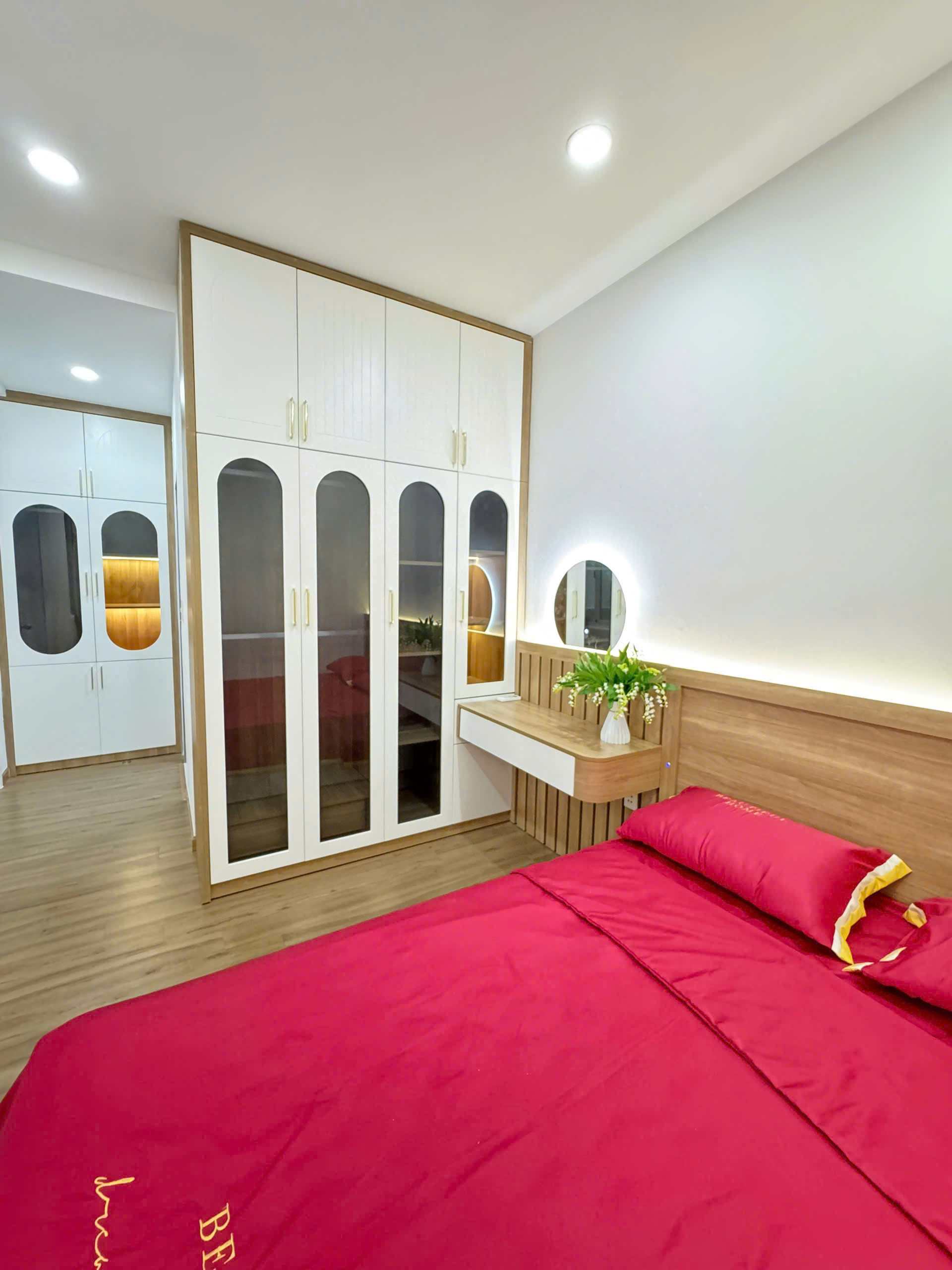 Bán căn hộ Sky Gradent phú mỹ hưng, quận 7. Diện tích: 80m, 3 phòng ngủ, 2wc. Nhà mới decor, nội thất cao cấp, sổ hồng, giá chỉ 5.8 tỷ. Liên hê: hotline Ngọc Thư xem nhà - 9603