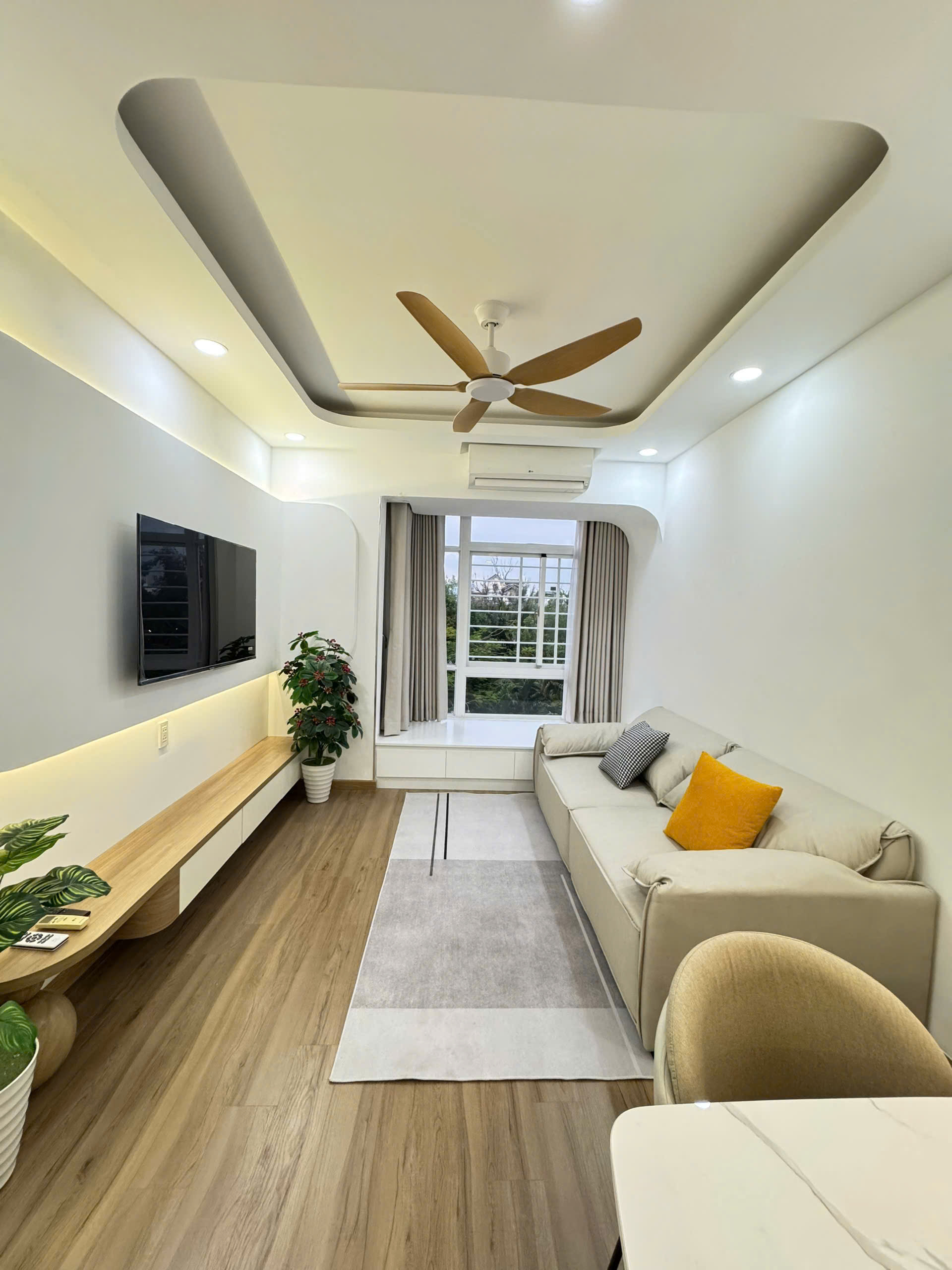 Bán căn hộ Sky Gradent phú mỹ hưng, quận 7. Diện tích: 80m, 3 phòng ngủ, 2wc. Nhà mới decor, nội thất cao cấp, sổ hồng, giá chỉ 5.8 tỷ. Liên hê: hotline Ngọc Thư xem nhà - 9602