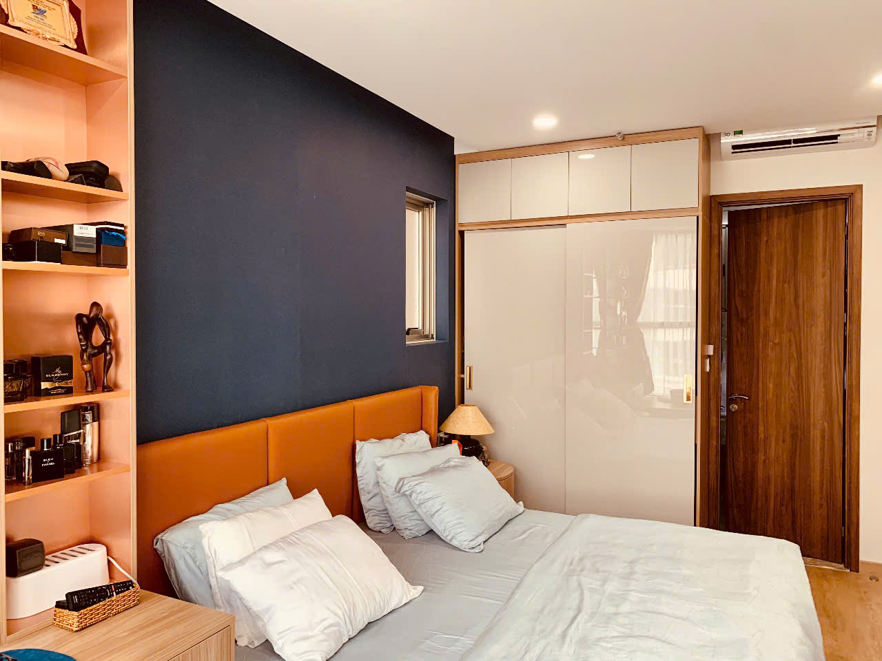 Bán căn hộ Midtown , phú mỹ hưng, quận 7. Diện tích: 81m, 2 phòng ngủ, 2wc, sổ hồng, nội thất đầy đủ, ô xe hầm. Gía bán nhanh: 8.2 tỷ. Qúy khách xem nhà liên hệ: hotline Ngọc Thư - 9626