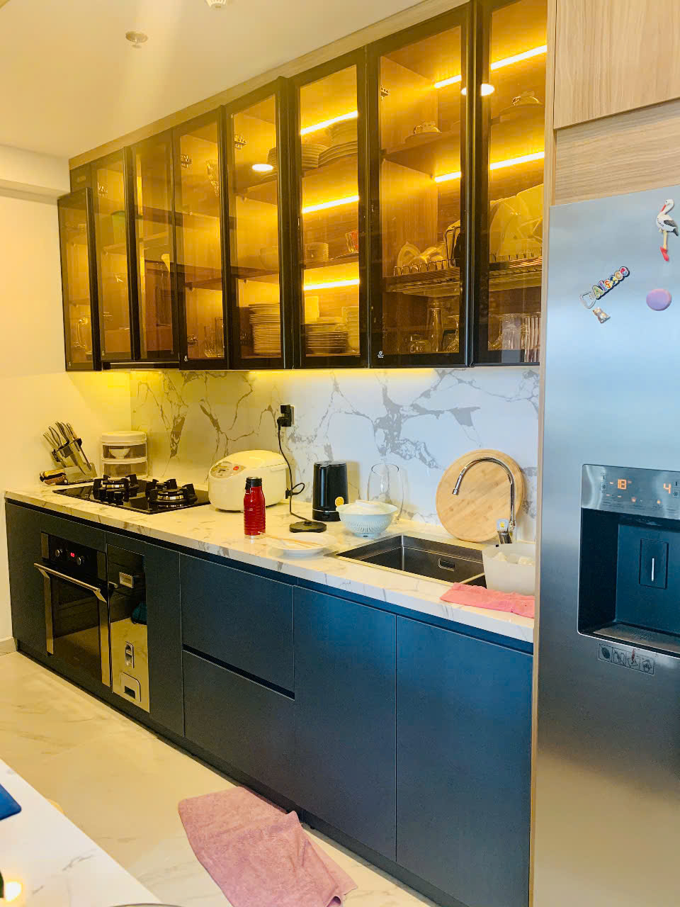 Bán căn hộ Midtown , phú mỹ hưng, quận 7. Diện tích: 81m, 2 phòng ngủ, 2wc, sổ hồng, nội thất đầy đủ, ô xe hầm. Gía bán nhanh: 8.2 tỷ. Qúy khách xem nhà liên hệ: hotline Ngọc Thư - 9627