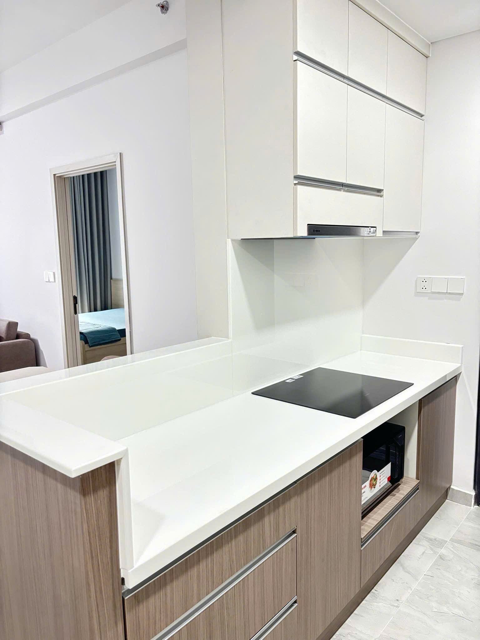 Cho thuê căn hộ Cardinal Court, phú mỹ hưng, quận 7. Diện tích: 76m, 2 phòng ngủ, view hồ bơi. Nội thất đầy đủ, có ô đậu xe hầm, giá chỉ 25tr/ tháng. Anh chị xem nhà liên hệ: hotline Ngọc Thư - 9649