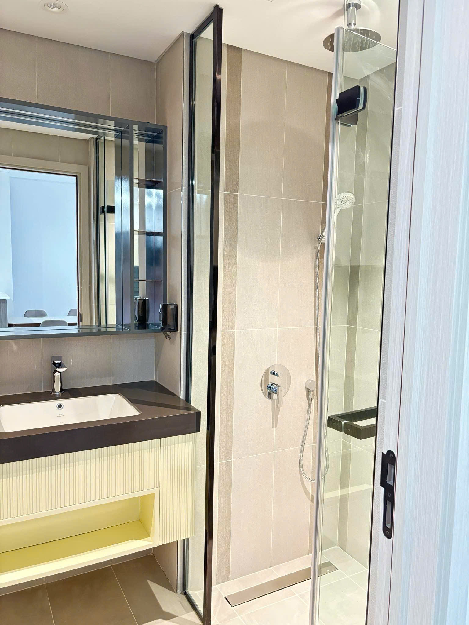 Cho thuê căn hộ Cardinal Court, phú mỹ hưng, quận 7. Diện tích: 76m, 2 phòng ngủ, view hồ bơi. Nội thất đầy đủ, có ô đậu xe hầm, giá chỉ 25tr/ tháng. Anh chị xem nhà liên hệ: hotline Ngọc Thư - 9653