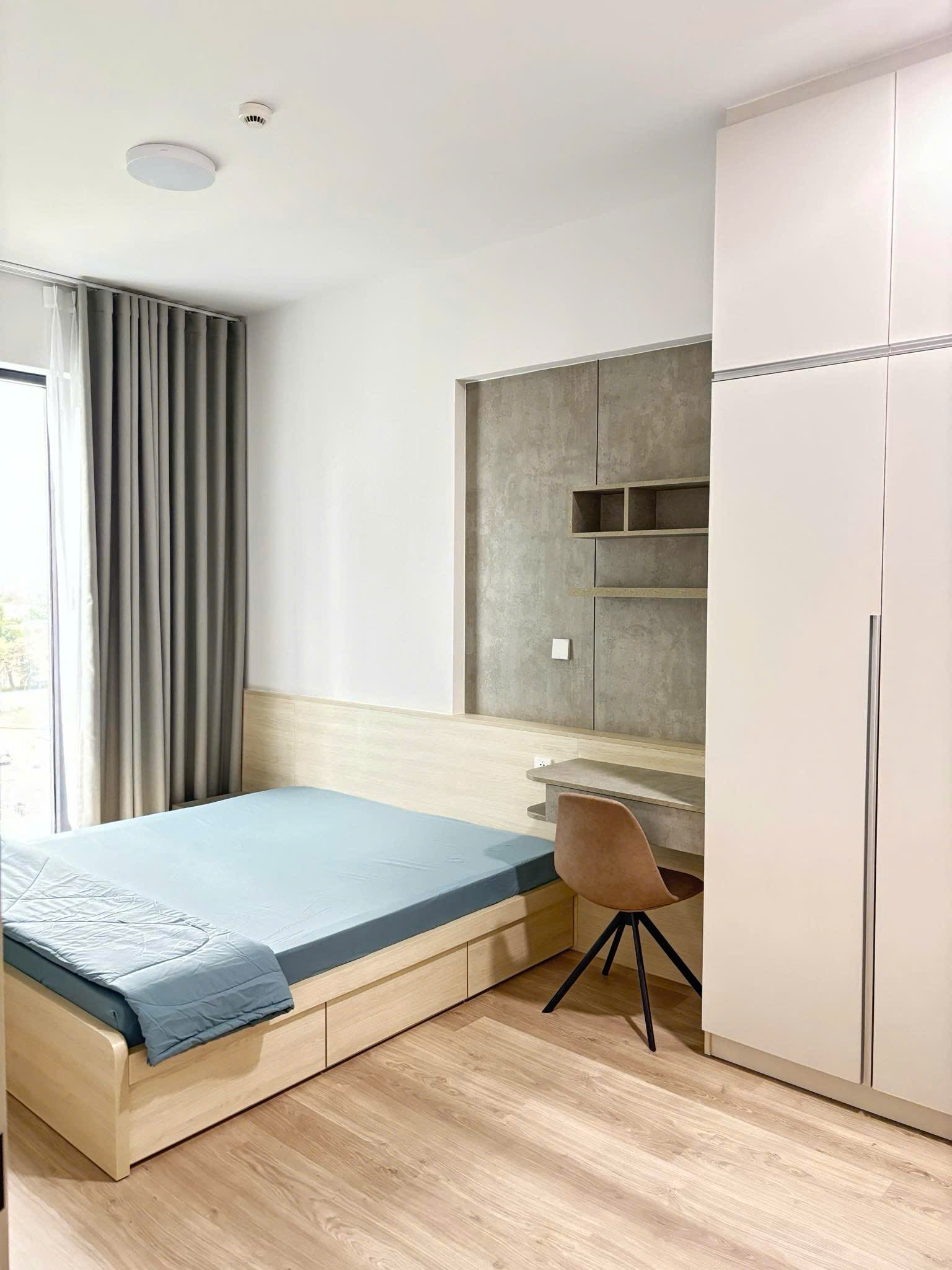 Cho thuê căn hộ Cardinal Court, phú mỹ hưng, quận 7. Diện tích: 76m, 2 phòng ngủ, view hồ bơi. Nội thất đầy đủ, có ô đậu xe hầm, giá chỉ 25tr/ tháng. Anh chị xem nhà liên hệ: hotline Ngọc Thư - 9651