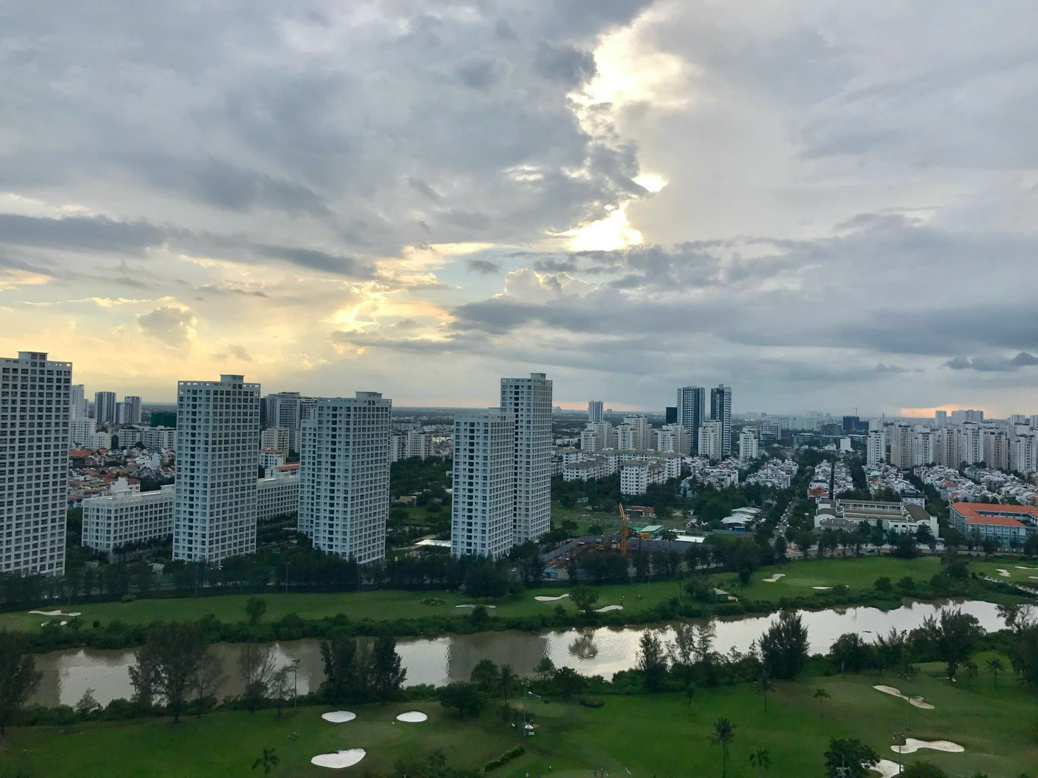 Cho thuê căn hộ Green valley phú mỹ hưng, diện tích: 98 m, 2 phòng, 2wc. Nội thất đầy đủ, có ô xe hầm miễn phí, giá chỉ 22 tr/ tháng. Anh chị xem nhà liên hệ: hotline Ngọc Thư - 9695