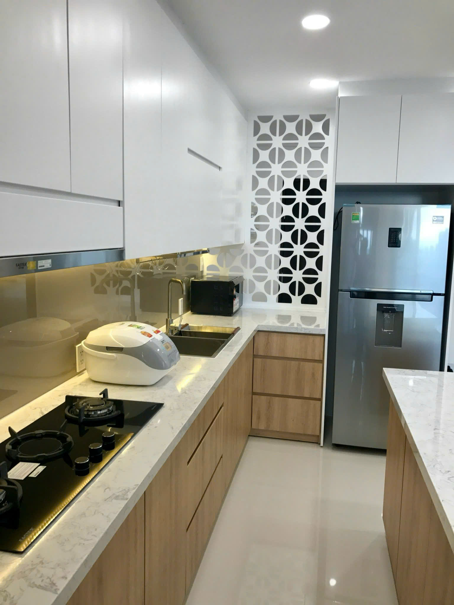 Cho thuê căn hộ Green valley phú mỹ hưng, diện tích: 98 m, 2 phòng, 2wc. Nội thất đầy đủ, có ô xe hầm miễn phí, giá chỉ 22 tr/ tháng. Anh chị xem nhà liên hệ: hotline Ngọc Thư - 9690