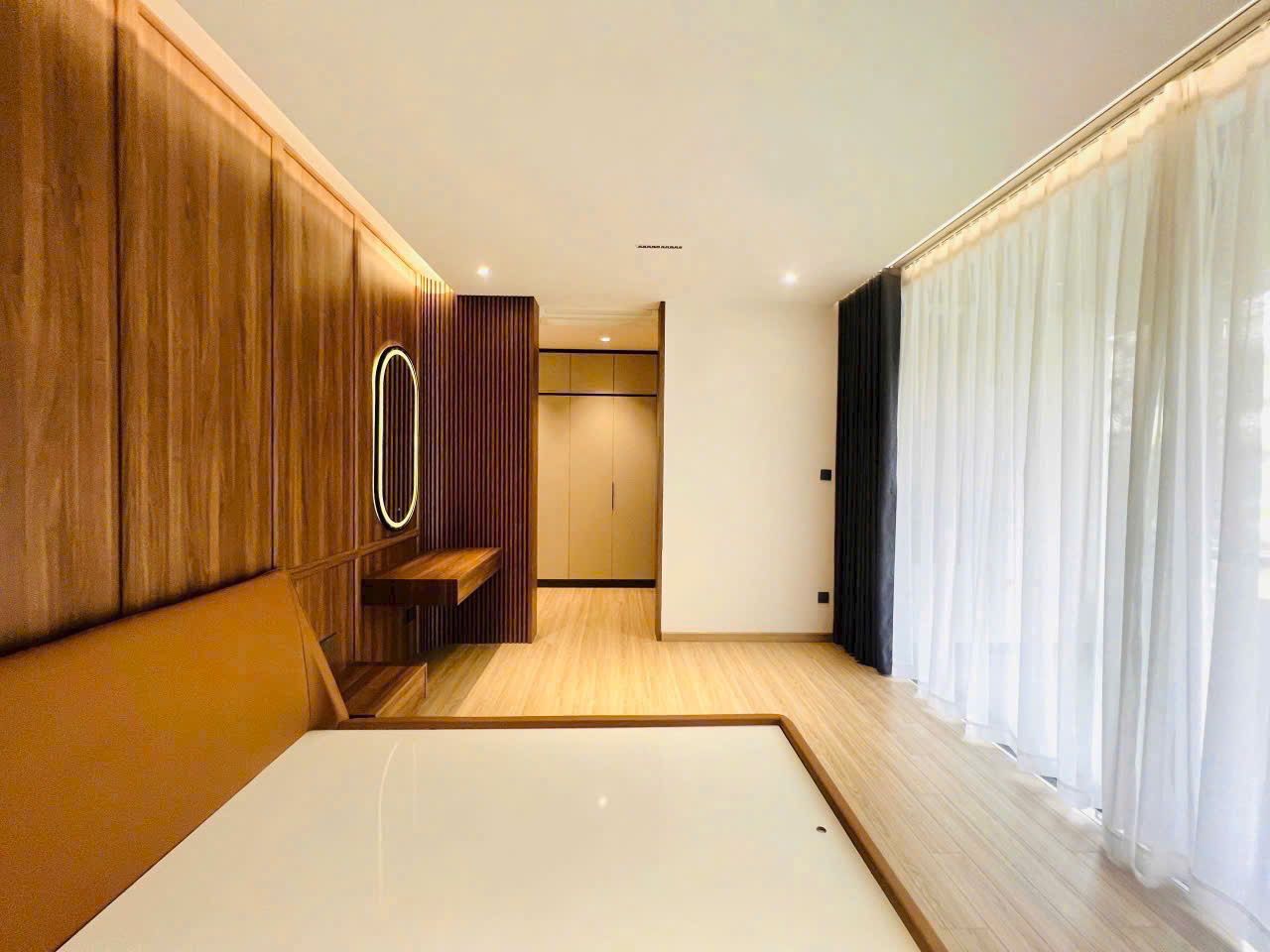 Bán Biệt Thự Compound Hưng Thái Nhà Đẹp Phú Mỹ Hưng. DT: 126m2 - Nhà Full Nội Thất Mới Đẹp - Hiện Đại. Đang Có Hợp Đồng Thuê Cao - Khách Thuê Lịch Sự - Tử Tế. Anh Chị Quan Tâm Xem Nhà Liên Hệ Em Luân. Xin Cảm Ơn - 9751