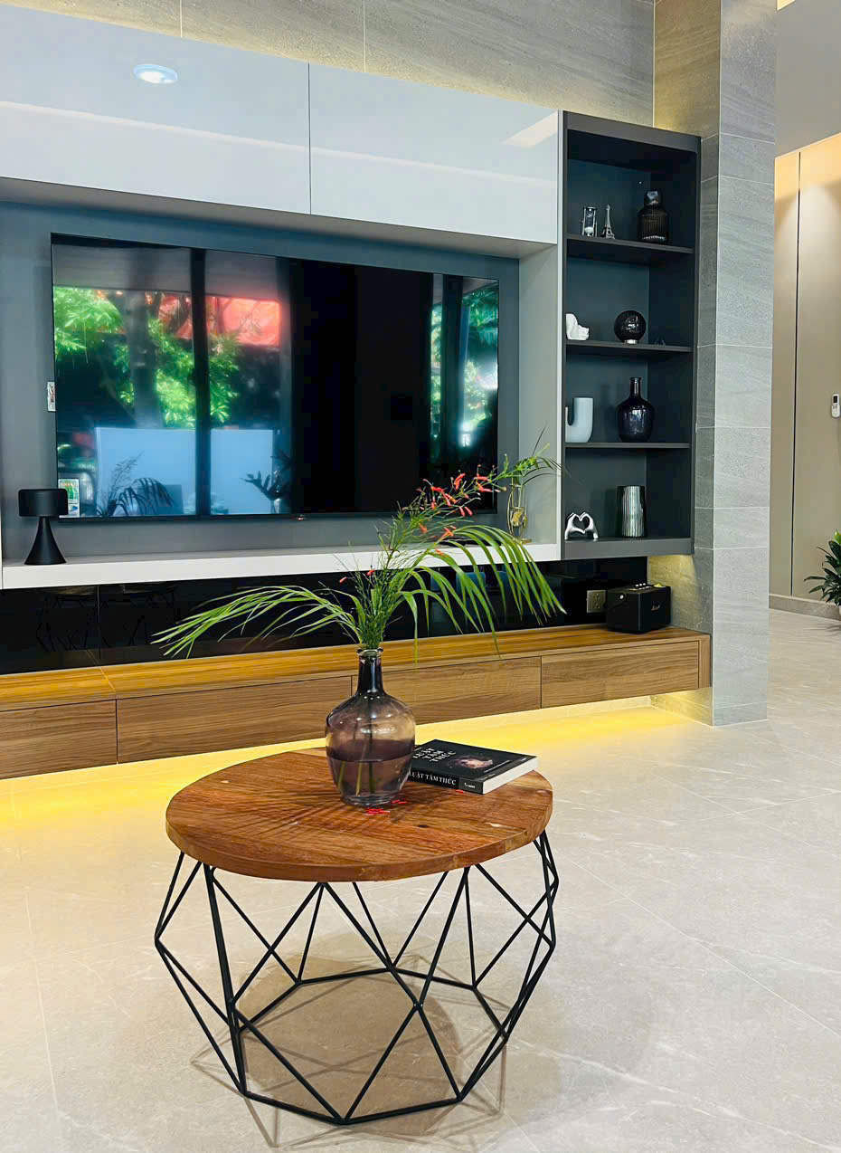Bán Biệt Thự Compound Hưng Thái Nhà Đẹp Phú Mỹ Hưng. DT: 126m2 - Nhà Full Nội Thất Mới Đẹp - Hiện Đại. Đang Có Hợp Đồng Thuê Cao - Khách Thuê Lịch Sự - Tử Tế. Anh Chị Quan Tâm Xem Nhà Liên Hệ Em Luân. Xin Cảm Ơn - 9753