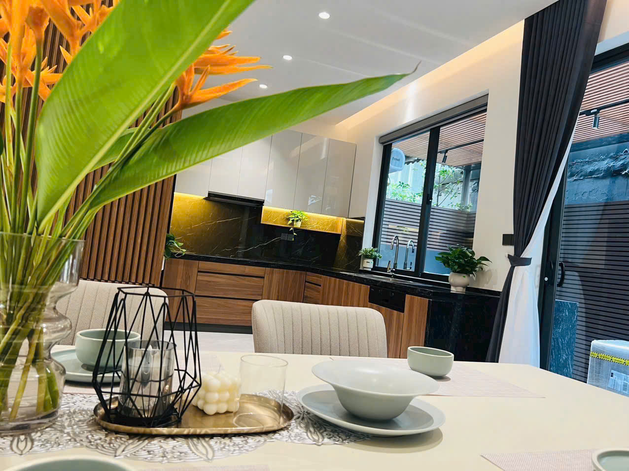 Bán Biệt Thự Compound Hưng Thái Nhà Đẹp Phú Mỹ Hưng. DT: 126m2 - Nhà Full Nội Thất Mới Đẹp - Hiện Đại. Đang Có Hợp Đồng Thuê Cao - Khách Thuê Lịch Sự - Tử Tế. Anh Chị Quan Tâm Xem Nhà Liên Hệ Em Luân. Xin Cảm Ơn - 9749