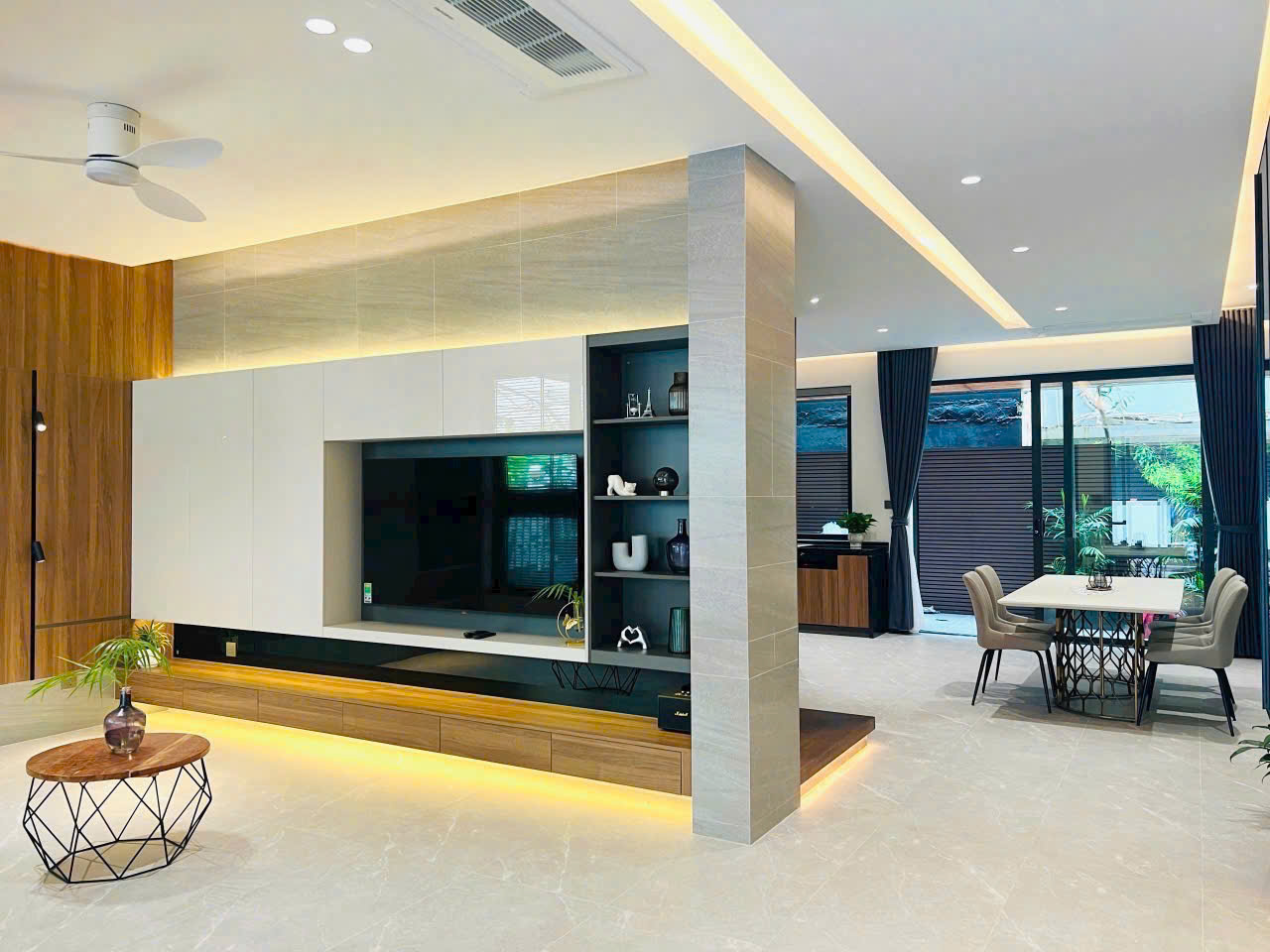 Bán Biệt Thự Compound Hưng Thái Nhà Đẹp Phú Mỹ Hưng. DT: 126m2 - Nhà Full Nội Thất Mới Đẹp - Hiện Đại. Đang Có Hợp Đồng Thuê Cao - Khách Thuê Lịch Sự - Tử Tế. Anh Chị Quan Tâm Xem Nhà Liên Hệ Em Luân. Xin Cảm Ơn - 9752