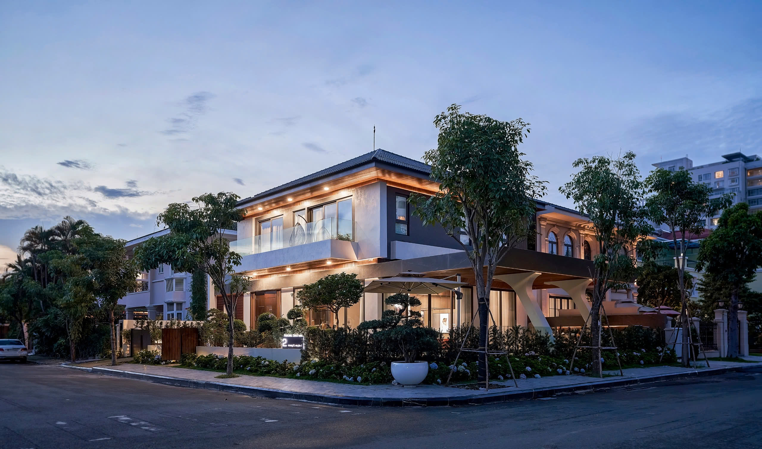 Bán Biệt Thự Đơn Lập  Khu Mỹ Phú 1_ Khu Nam Phú Mỹ Hưng  Quận 7. Diện Tích Đất: 401.5m2. Xây Hầm + Trệt + Lầu. Nhà Thiết Kế Mới - Đẹp. Quý Anh Chị Xem Nhà Thực Tế Liên Hệ Em Thành Luân. Xin Cảm Ơn