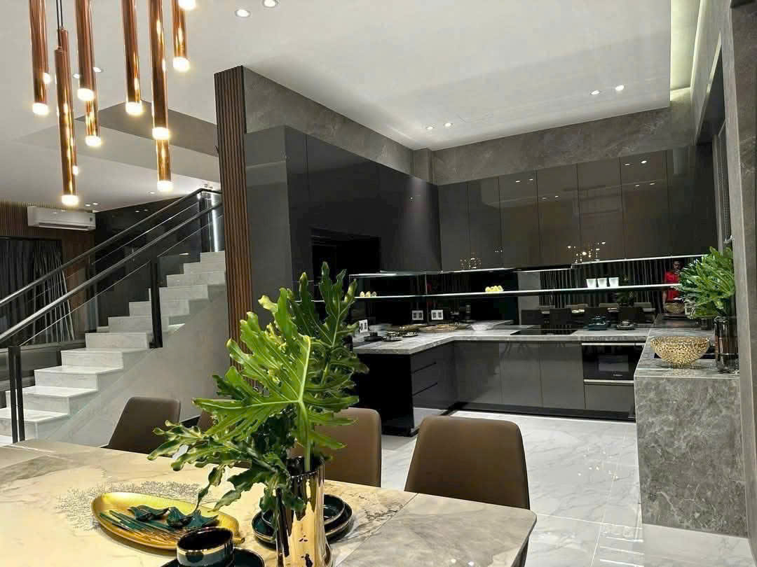 Villa Góc 2 Mặt Tièn Khu Cảnh Đồi Đối Diện Công Viên Phú Mỹ Hưng _ Quận 7. Với Kết Cấu 3 Tầng _ 4PN_4WC_ Thiết Kế 100% Hiện Đại- Mới Mẻ Hoàn Toàn Là Sự Lựa Chọn Phù Hợp Với Quý Anh Chị Yêu Cái Đẹp. Liên Hệ Em Thành Luân Xem Thực Tế. Xin Cảm Ơn - 9803