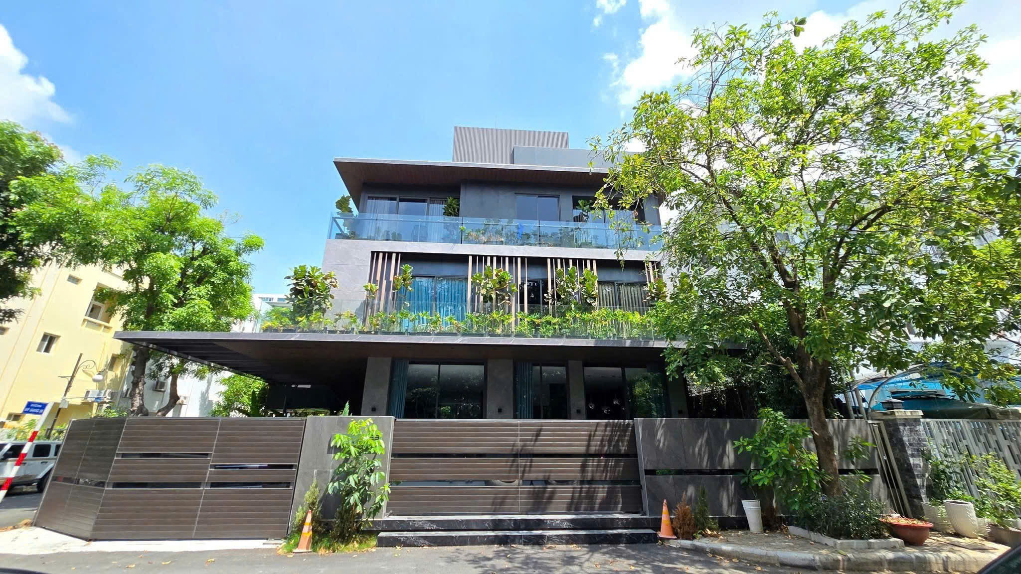 Villa Góc 2 Mặt Tièn Khu Cảnh Đồi Đối Diện Công Viên Phú Mỹ Hưng _ Quận 7. Với Kết Cấu 3 Tầng _ 4PN_4WC_ Thiết Kế 100% Hiện Đại- Mới Mẻ Hoàn Toàn Là Sự Lựa Chọn Phù Hợp Với Quý Anh Chị Yêu Cái Đẹp. Liên Hệ Em Thành Luân Xem Thực Tế. Xin Cảm Ơn - 9800