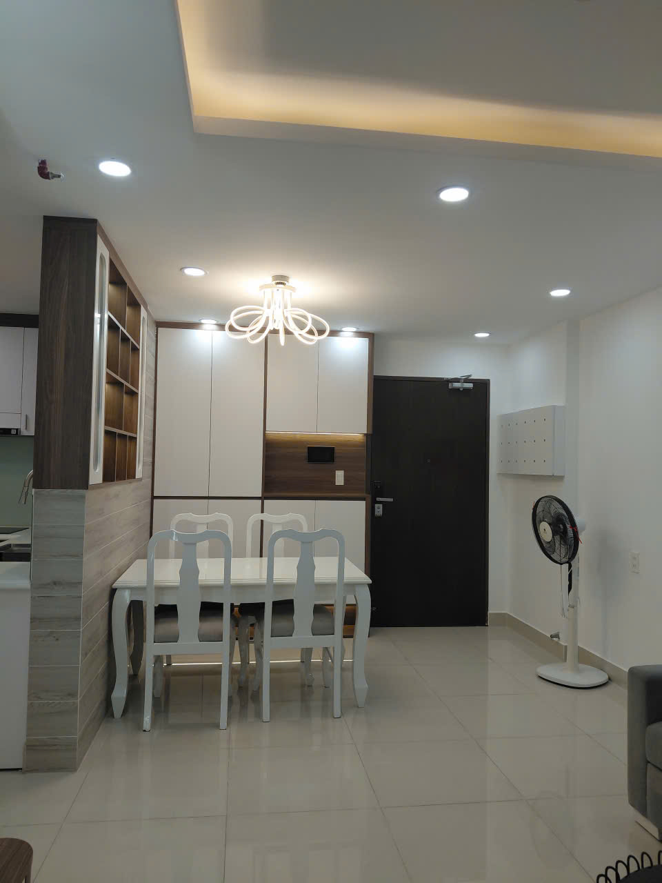 Cho thuê căn hộ Hưng Phúc nhà mới sửa, view biệt thự. Nội thất đẹp, 2 phòng ngủ, giá chỉ 19 tr/ tháng. Anh chị xem nhà liên hệ: hotline Ngọc Thư - 9824