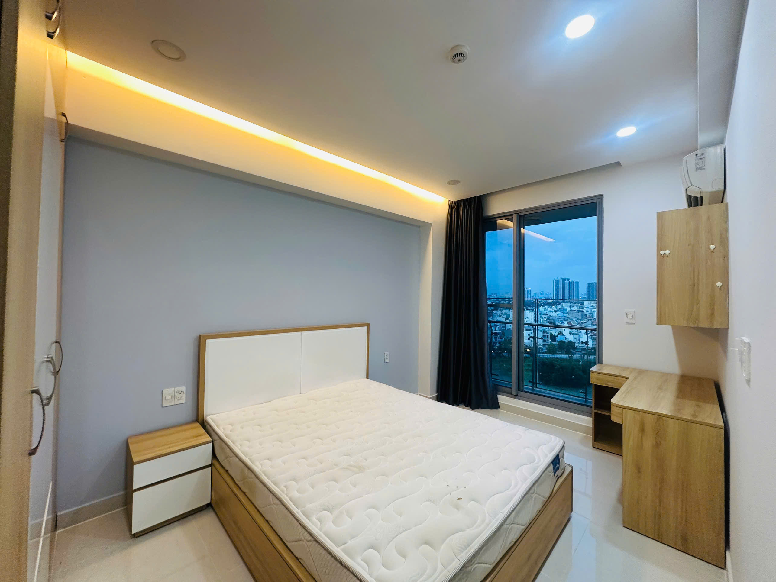 Bán căn hộ Green Valley phú mỹ hưng, quận 7. Diện tích: 117m, 3 phòng ngủ, 2wc. View thoáng, nội thất đầy đủ. Ô xe hầm. Gía chỉ: 10 tỷ. Qúy khách xem nhà liên hệ: hotline Ngọc Thư - 9907