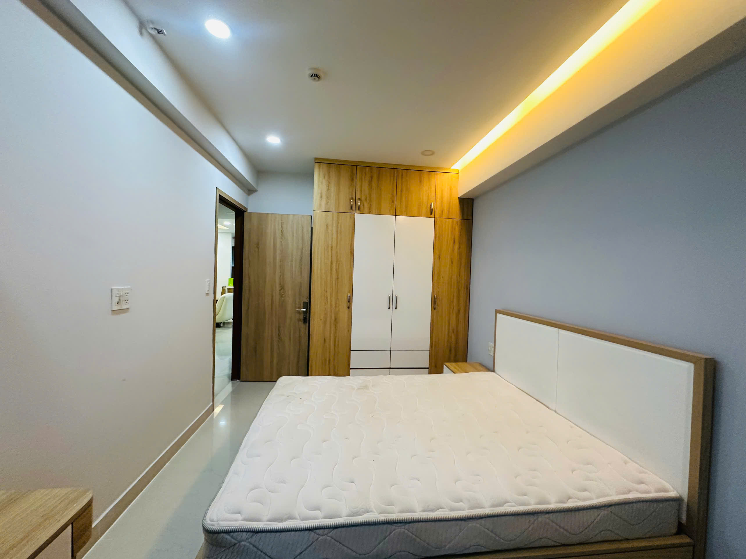 Bán căn hộ Green Valley phú mỹ hưng, quận 7. Diện tích: 117m, 3 phòng ngủ, 2wc. View thoáng, nội thất đầy đủ. Ô xe hầm. Gía chỉ: 10 tỷ. Qúy khách xem nhà liên hệ: hotline Ngọc Thư - 9904
