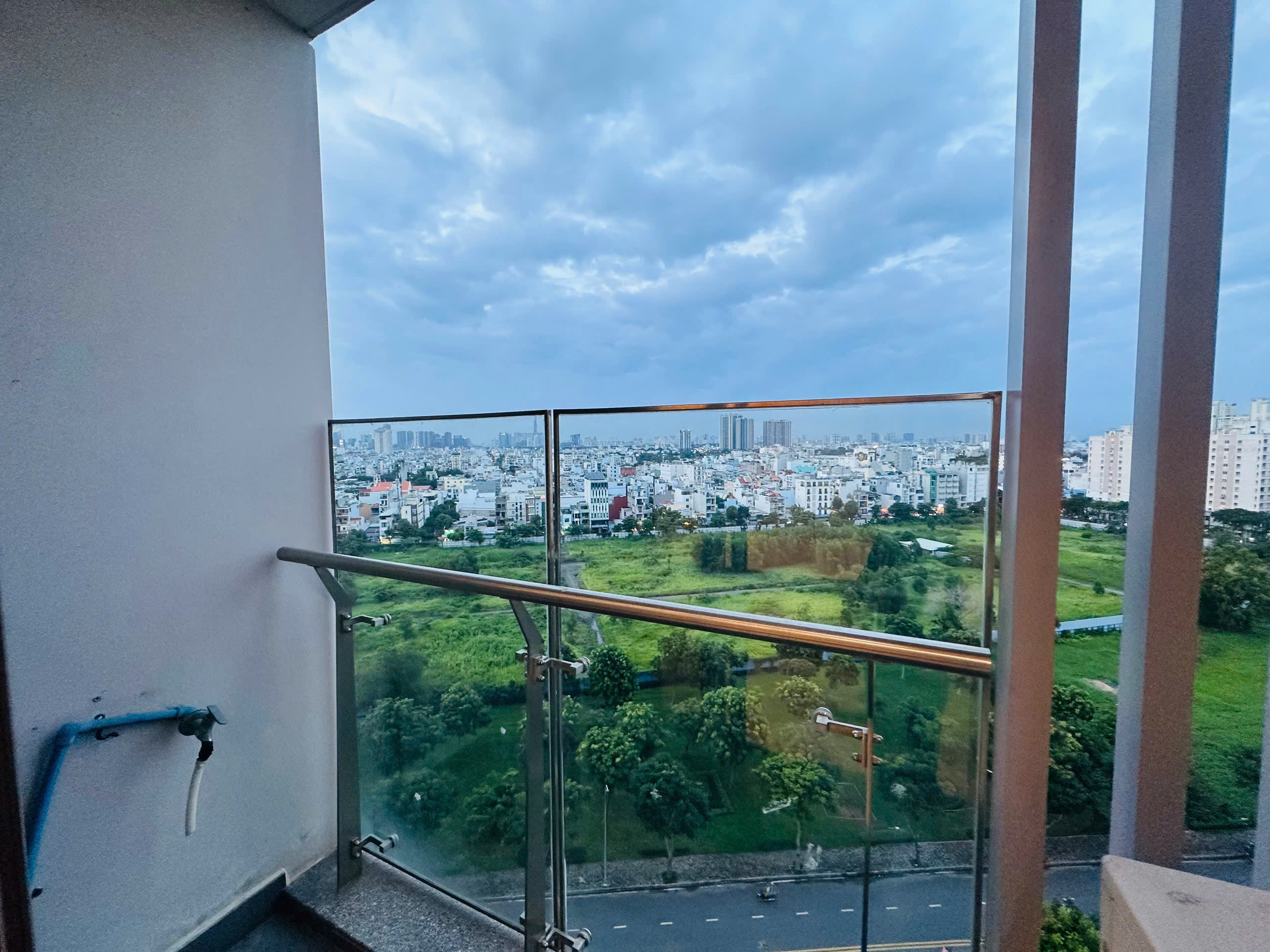 Bán căn hộ Green Valley phú mỹ hưng, quận 7. Diện tích: 117m, 3 phòng ngủ, 2wc. View thoáng, nội thất đầy đủ. Ô xe hầm. Gía chỉ: 10 tỷ. Qúy khách xem nhà liên hệ: hotline Ngọc Thư - 9909