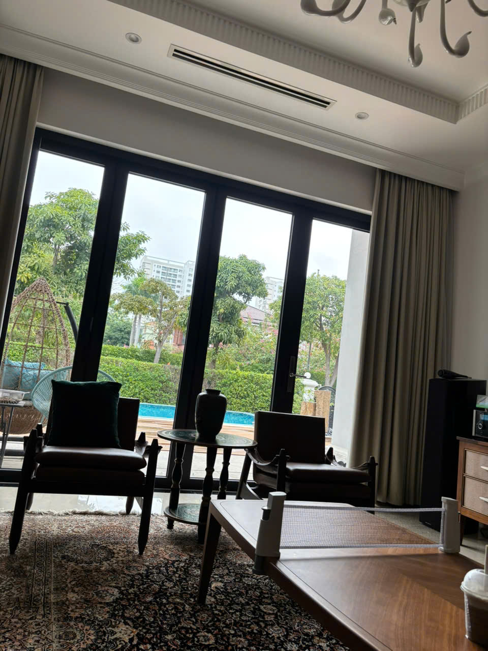 Cần bán biệt thự Chateau, phú mỹ hưng, quận 7. Diện tích đất: 580m, thiết kế 6 phòng ngủ, nội thất cao cấp, chủ nhà đang ở đầu tư rất kỹ, sổ hồng đầy đủ. Gía bán nhanh 300 tỷ ( thương lượng). Liên hê: hotline Ngọc Thư xem nhà - 9920